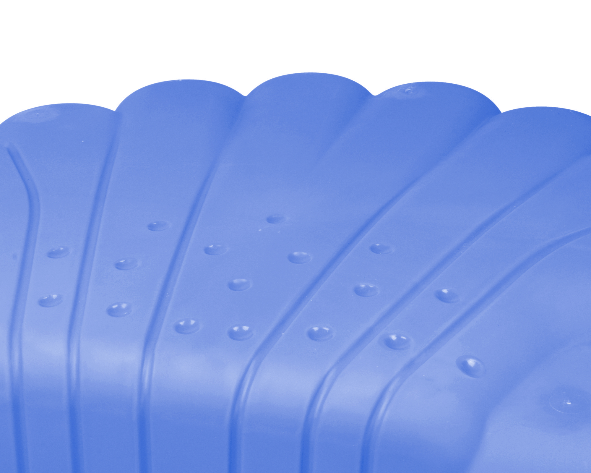 Nahaufnahme eines blauen Plastikobjekts mit erhöhten Rillen und kleinen kreisförmigen Noppen.