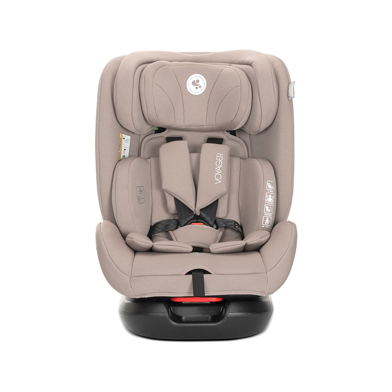 Ein beiger Kindersitz mit Gurten und Kopfstütze, auf schwarzem Sockel.