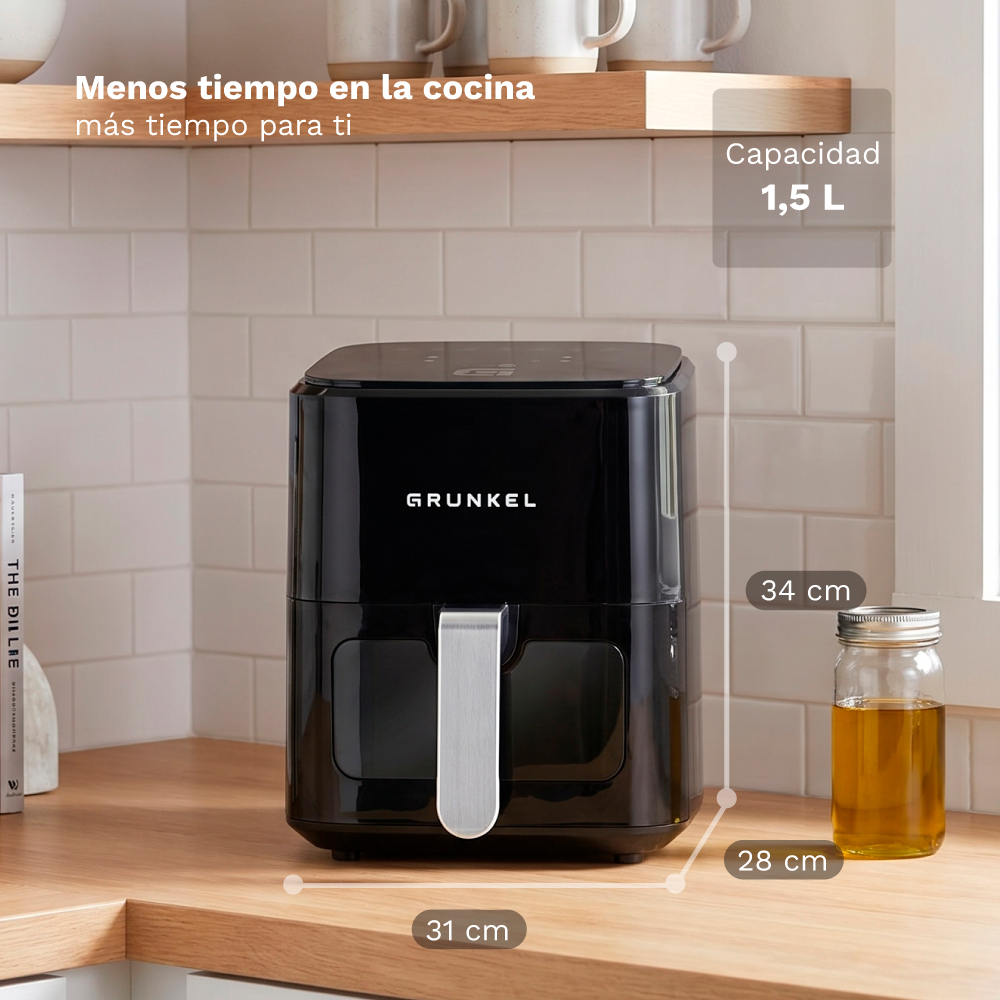 Freidora de aire GRUNKEL negra con 1,5L de capacidad, junto a un tarro de aceite.
