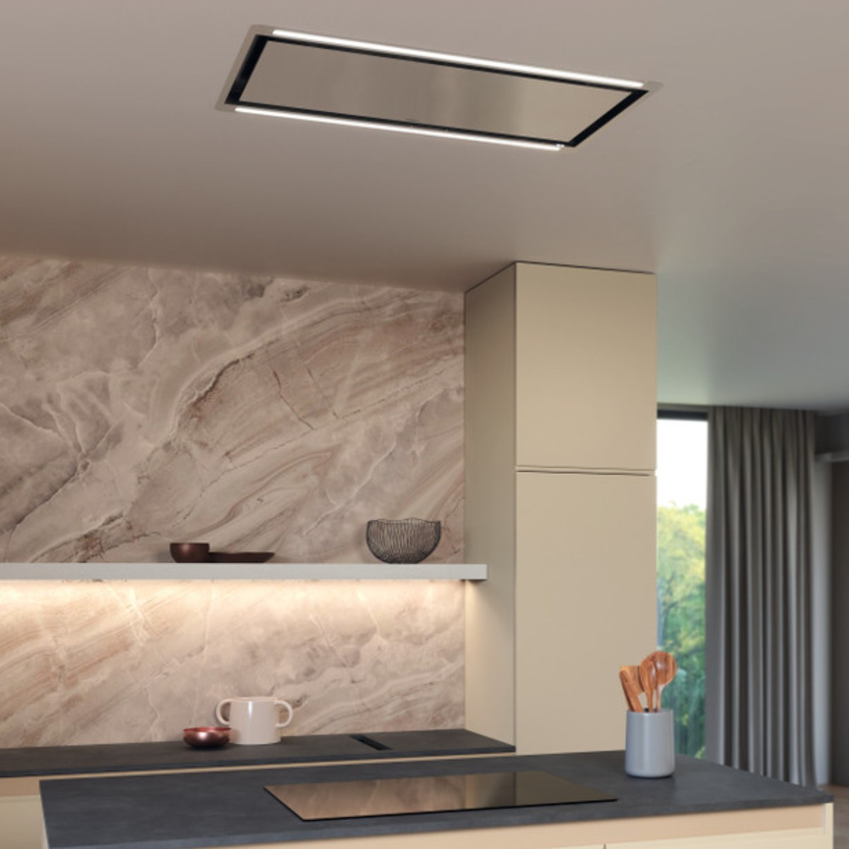 Cucina moderna con cappa a soffitto, alzatina in marmo, mobili chiari e isola.