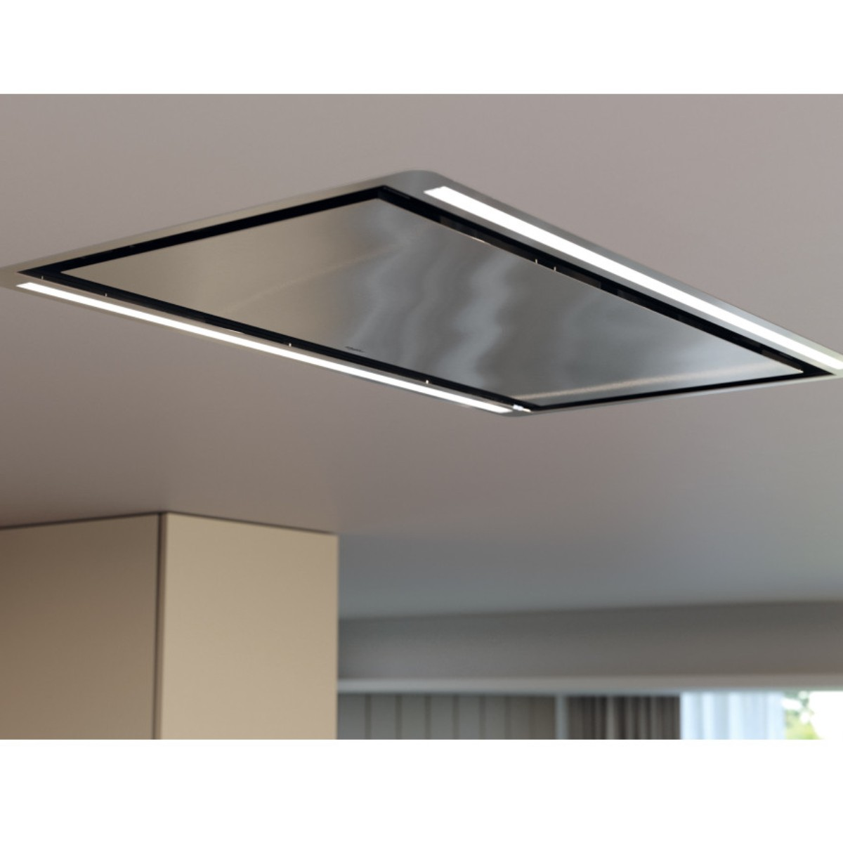 Una cappa aspirante da incasso con illuminazione è montata a soffitto.