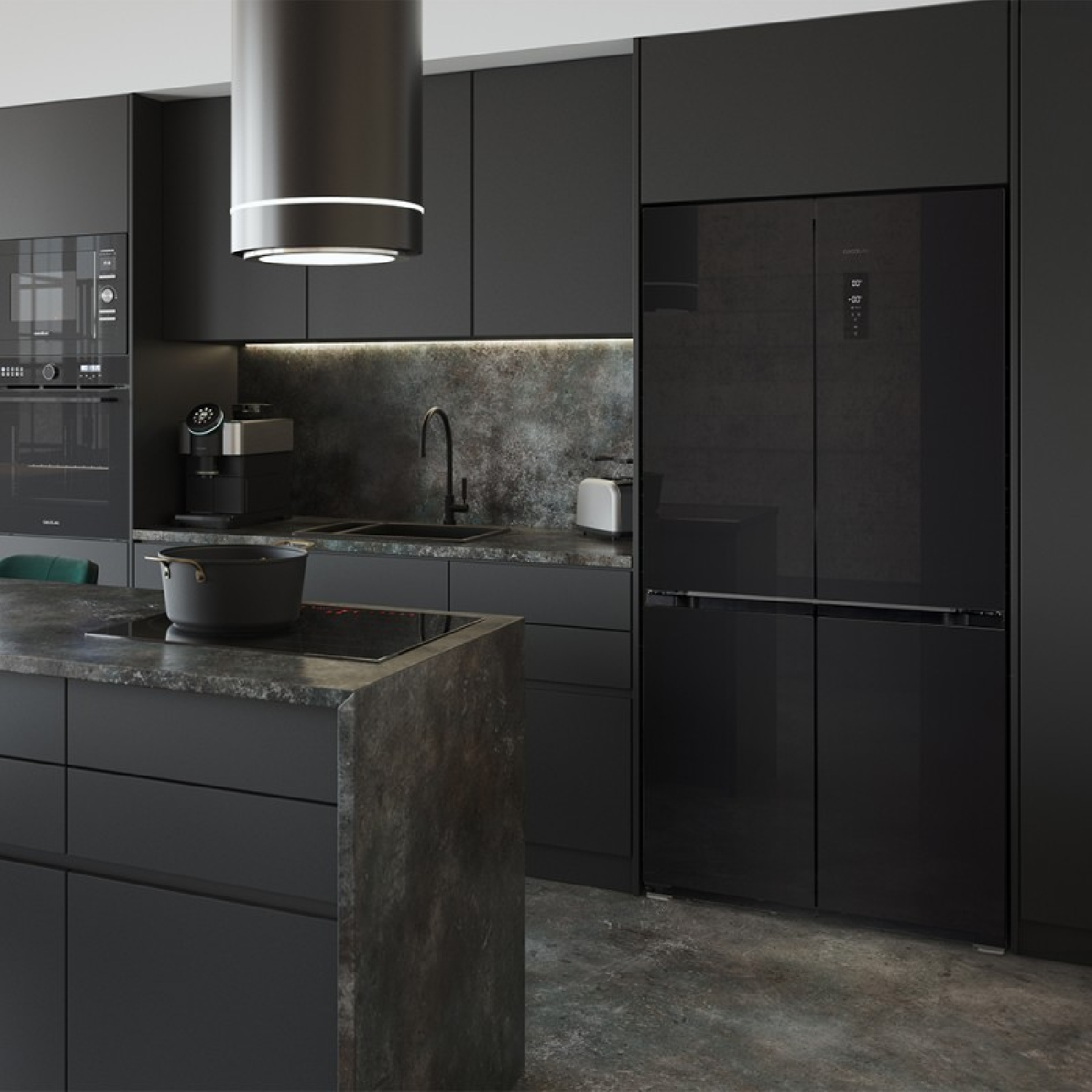 Moderna cocina negra con refrigerador, cafetera, estufa y campana extractora.