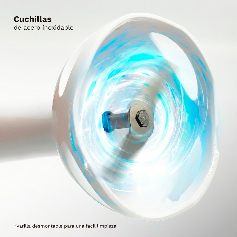 Cuchillas de acero inoxidable en un recipiente blanco girando rápido, creando un vórtice azul.