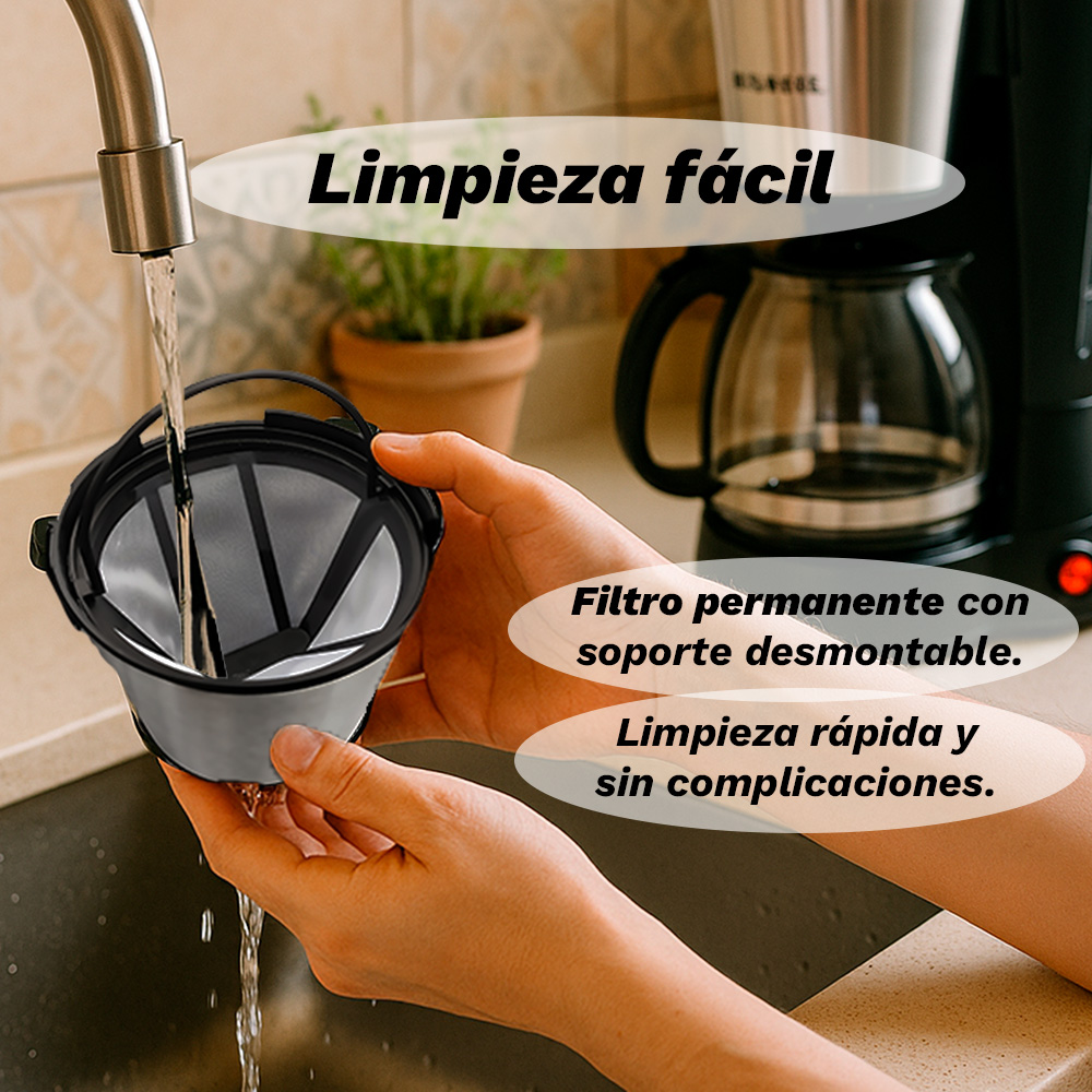 Una mano enjuaga un filtro de café reutilizable bajo agua corriente.