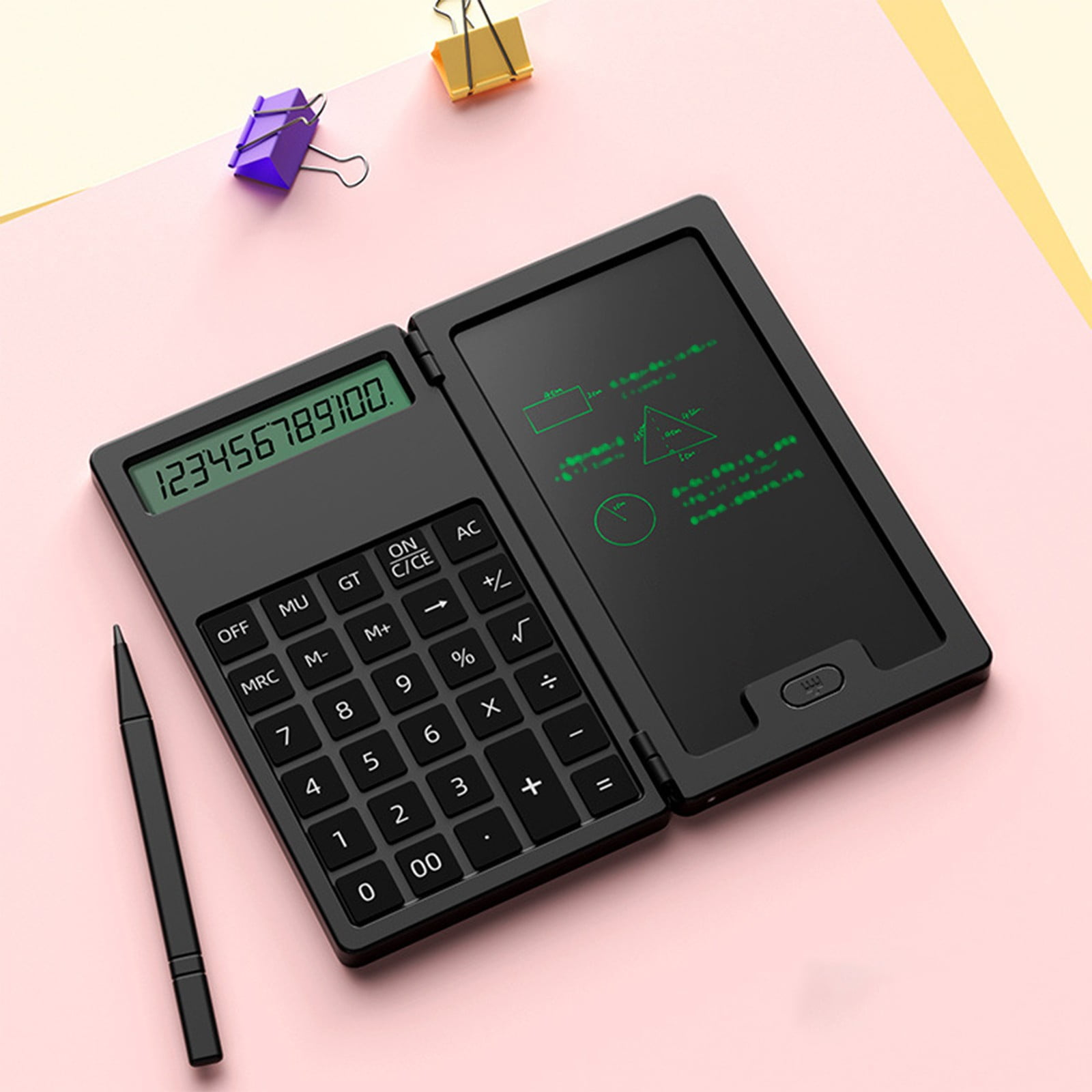 Ein schwarzer Taschenrechner mit einem LCD-Bildschirm und einer Notiztafel. Stift daneben.