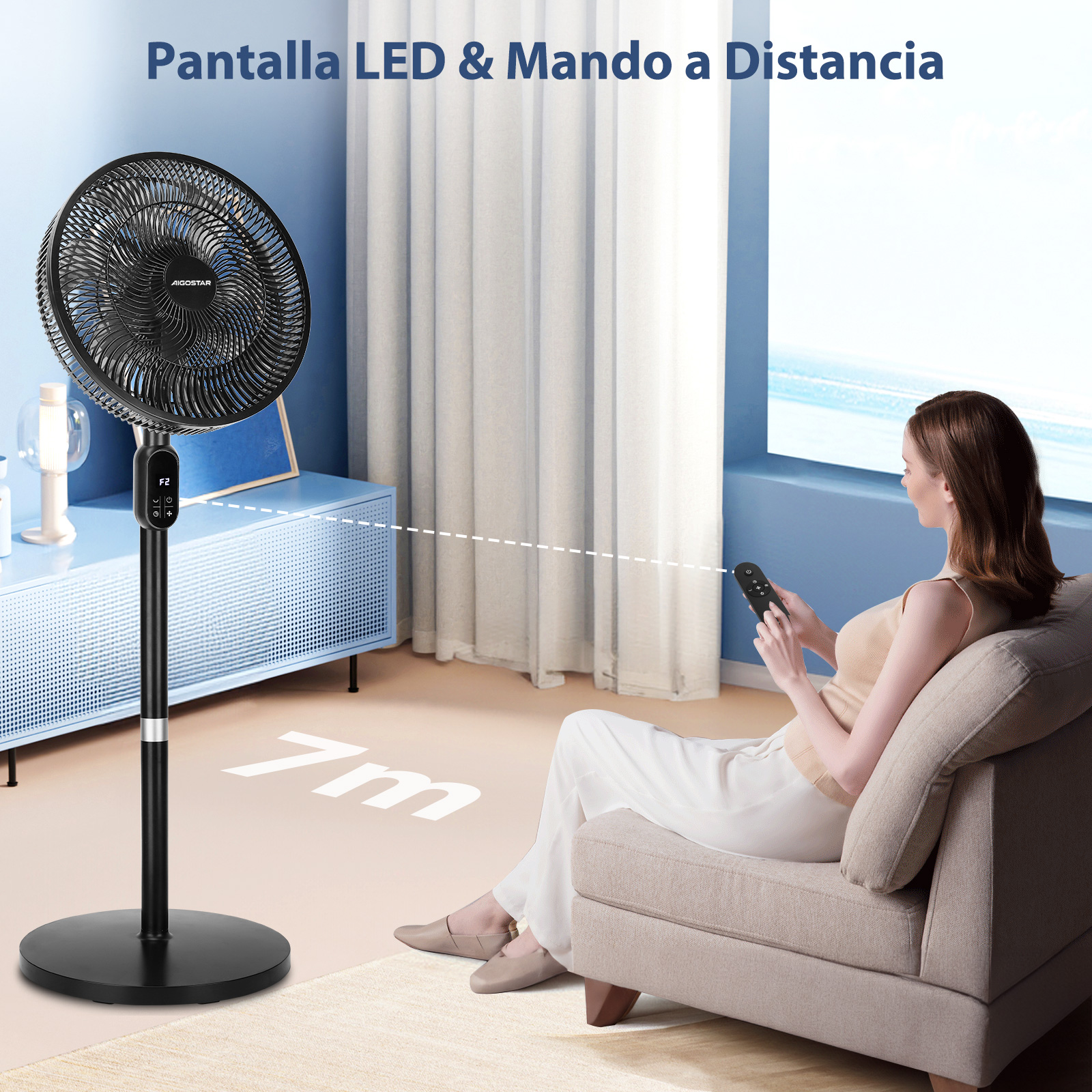 Mujer en sillón usa control remoto para ventilador negro. Pantalla LED en ventilador. 7m alcance.