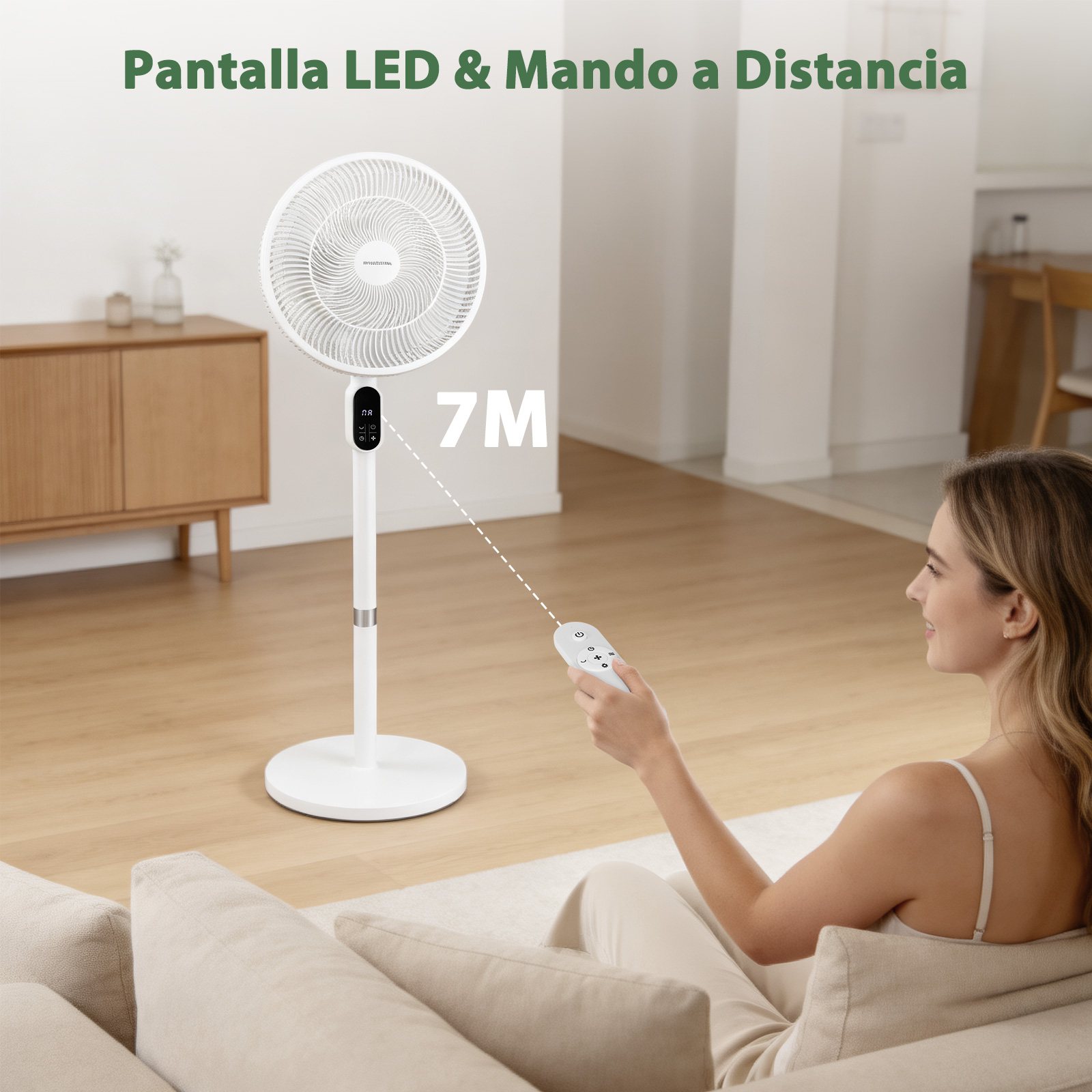 Una mujer en una sala de estar usa un control remoto para controlar un ventilador blanco.