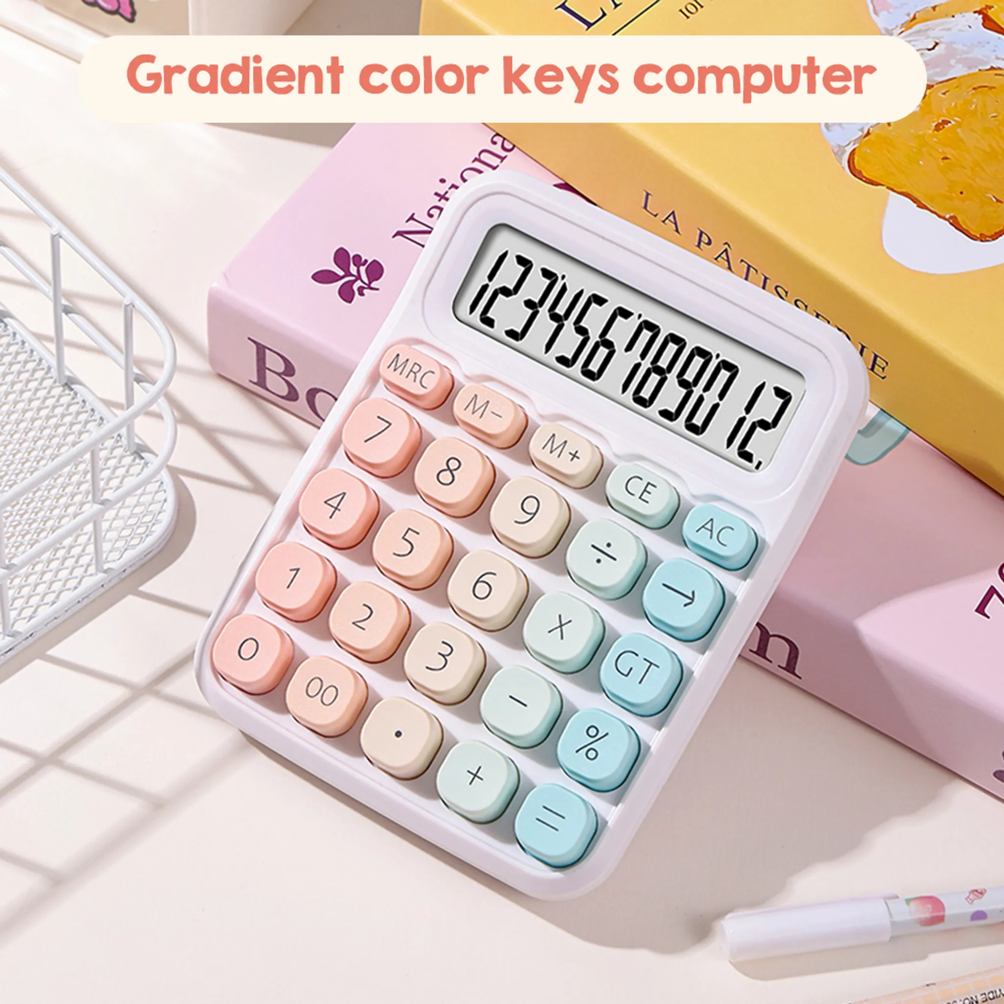 Ein weißer Taschenrechner mit pastellfarbenen Tasten liegt auf Büchern.