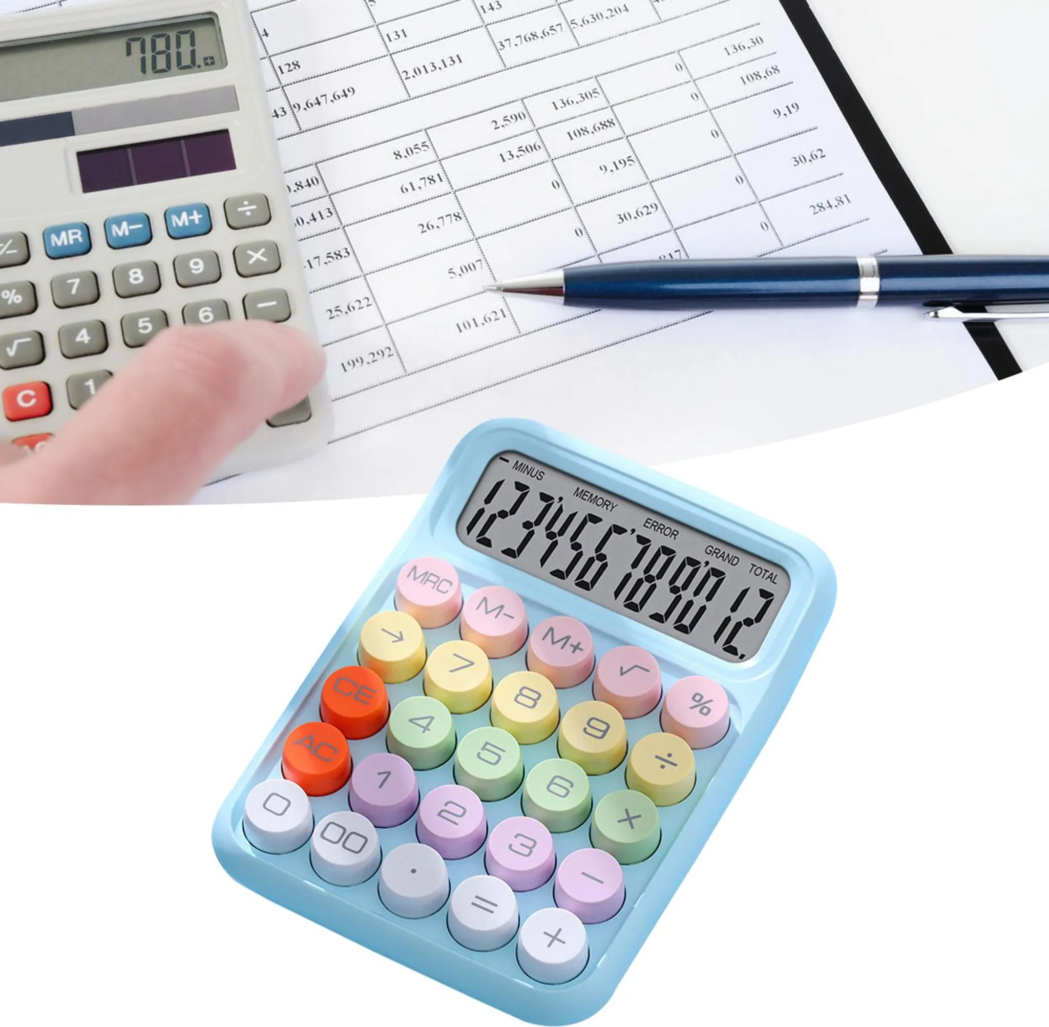 Ein Finger bedient einen weißen Taschenrechner über einem Finanzbericht. Ein blauer Taschenrechner liegt daneben.