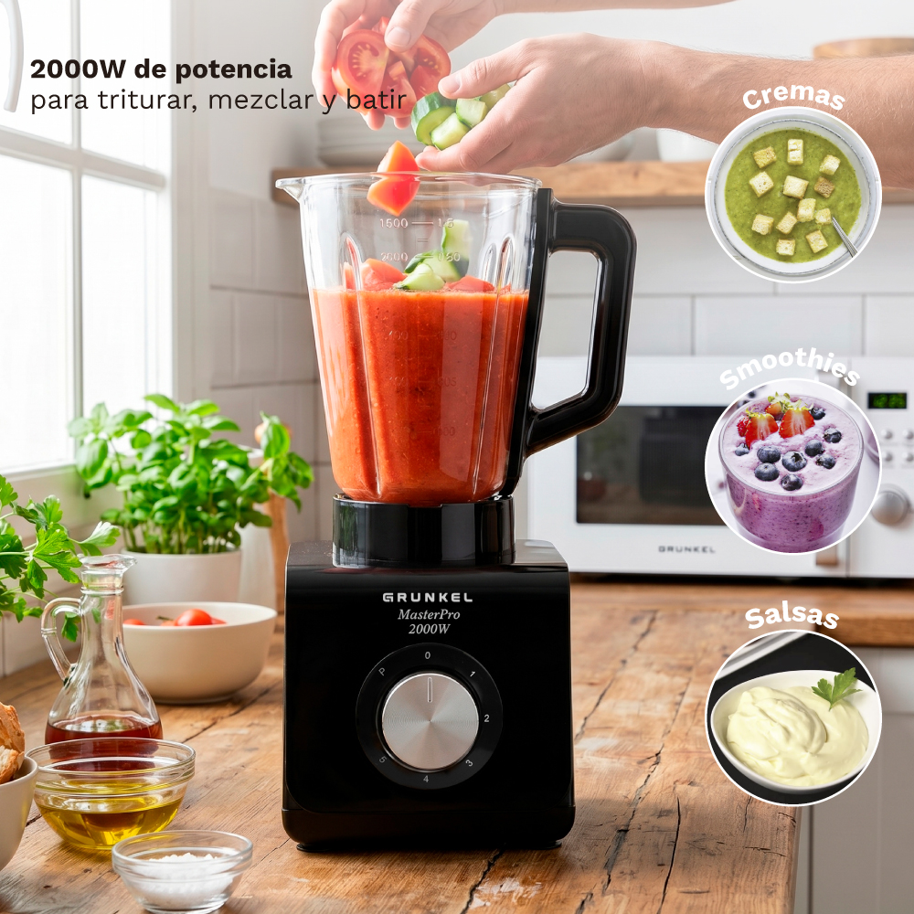 Un frullatore nero con pomodoro e cetriolo, accanto a zuppa verde, frullato e salsa.