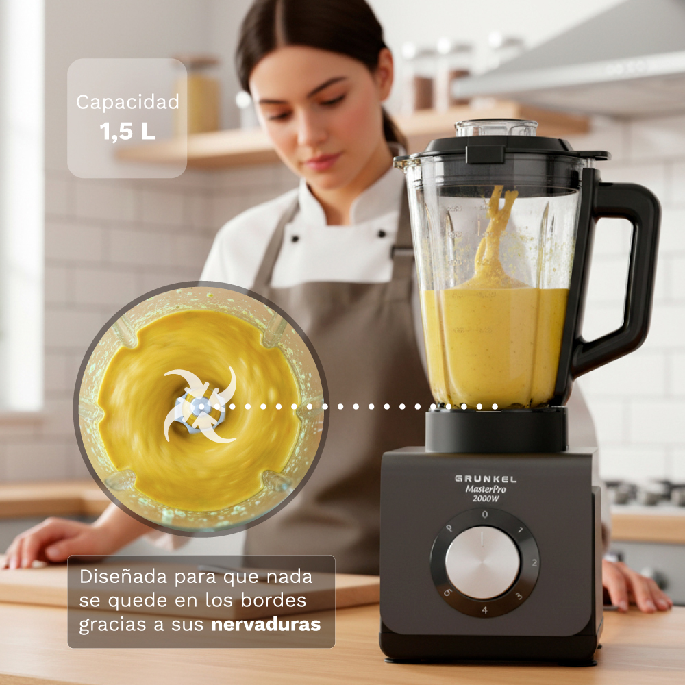Una donna frulla un liquido giallo in un frullatore da 1,5 L.