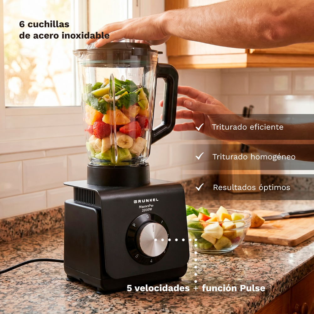Un frullatore nero pieno di frutta, mani chiudono il coperchio. Testo sulle funzioni.