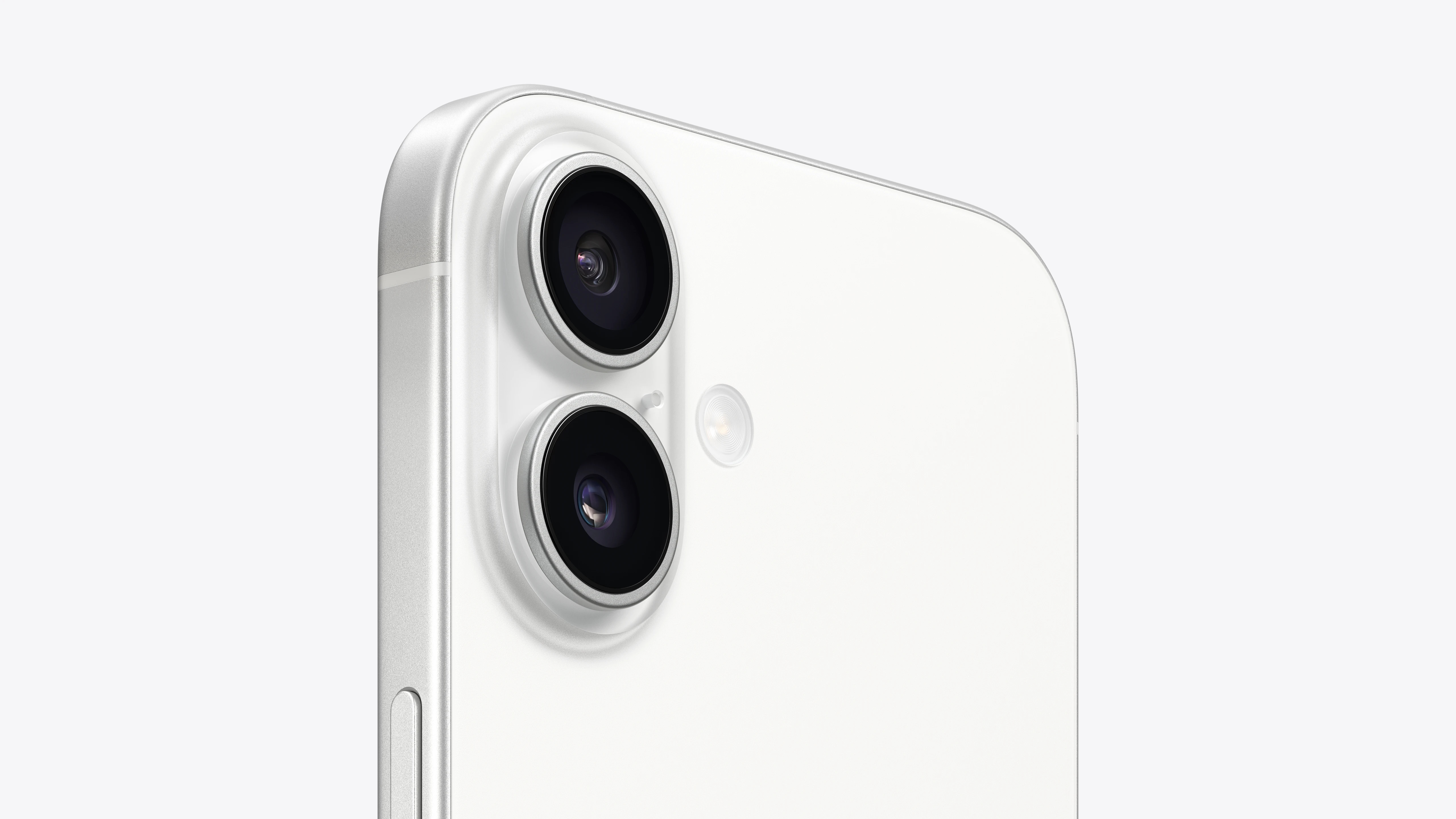 Primer plano de la cámara dual de un iPhone blanco con marco plateado.