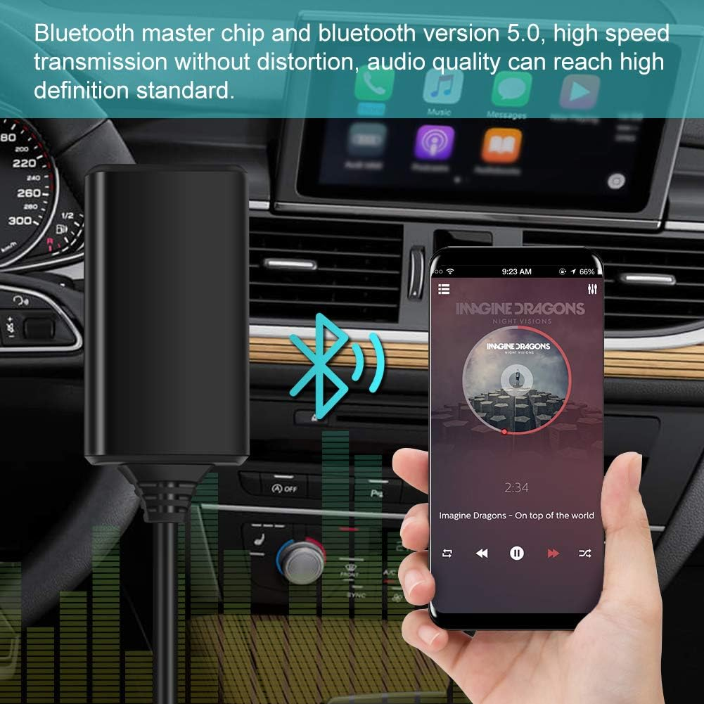 Ein schwarzer Bluetooth-Adapter im Auto spielt Musik von einem Handy ab.