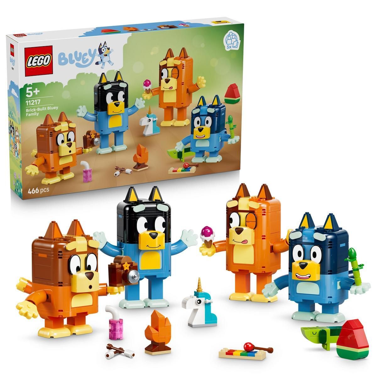 Cuatro figuras de LEGO Bluey y accesorios, incluyendo un unicornio y helado.