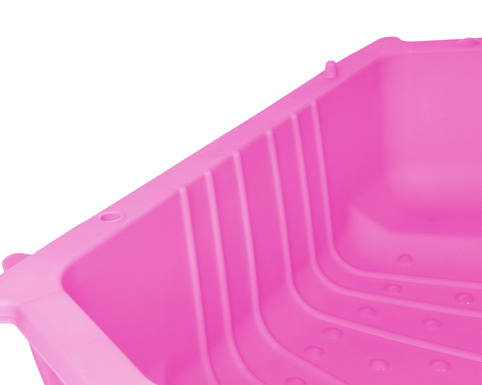 Ein rosa Plastikschlitten mit gerippten Seiten und ovalen Griffflächen.