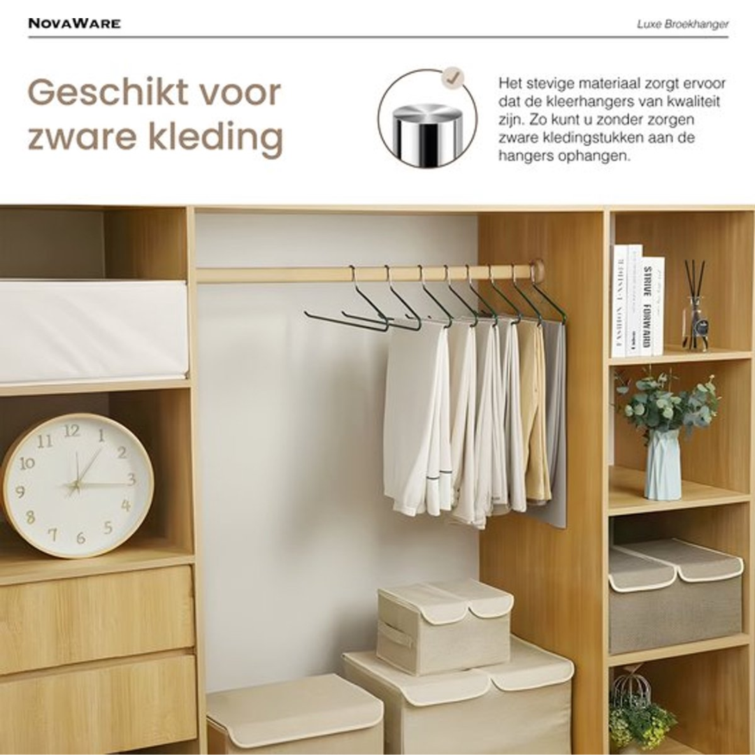 Kast met kledinghangers, kleding, een klok en opbergdozen.