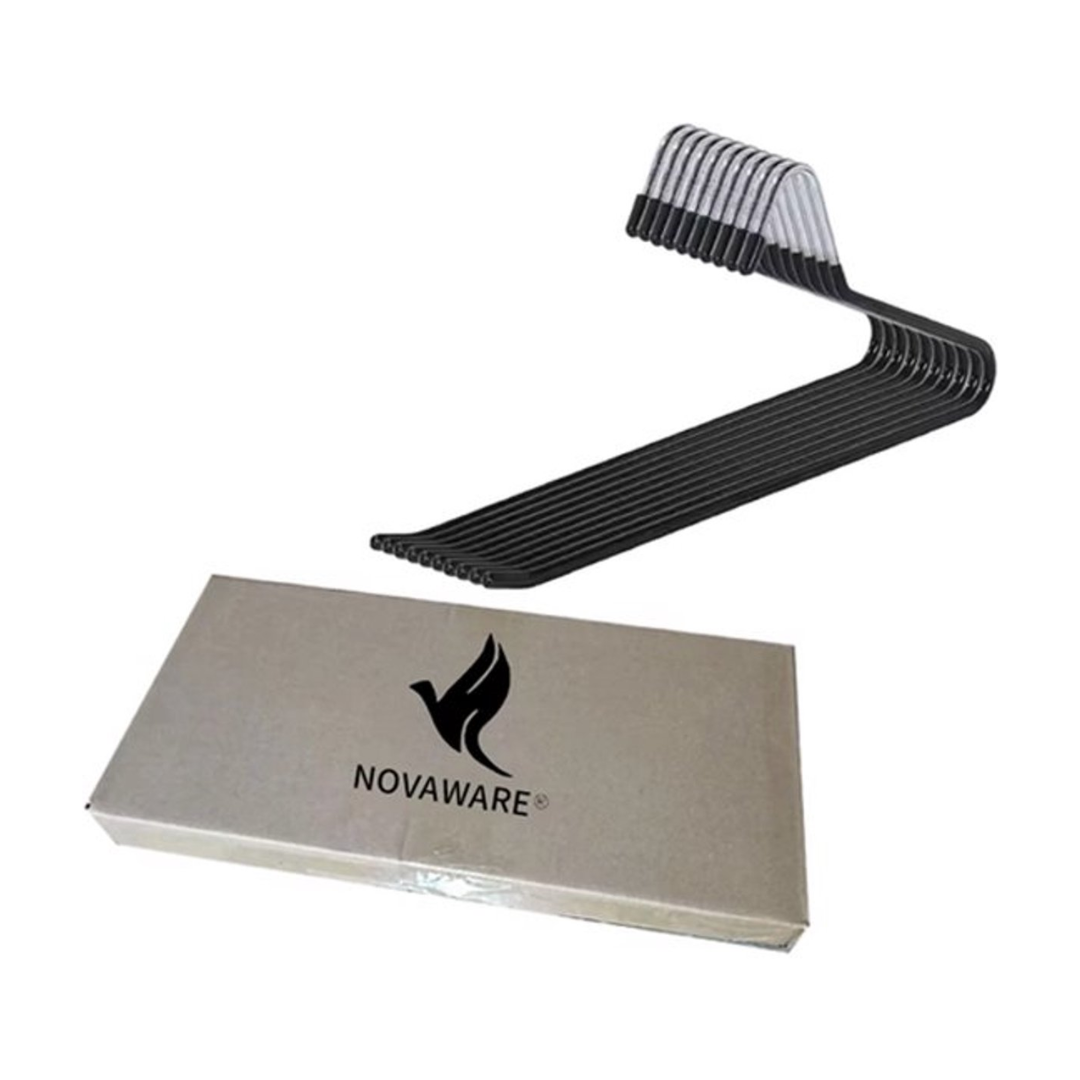 Een stapel zwarte hangers en een Novaware-doos