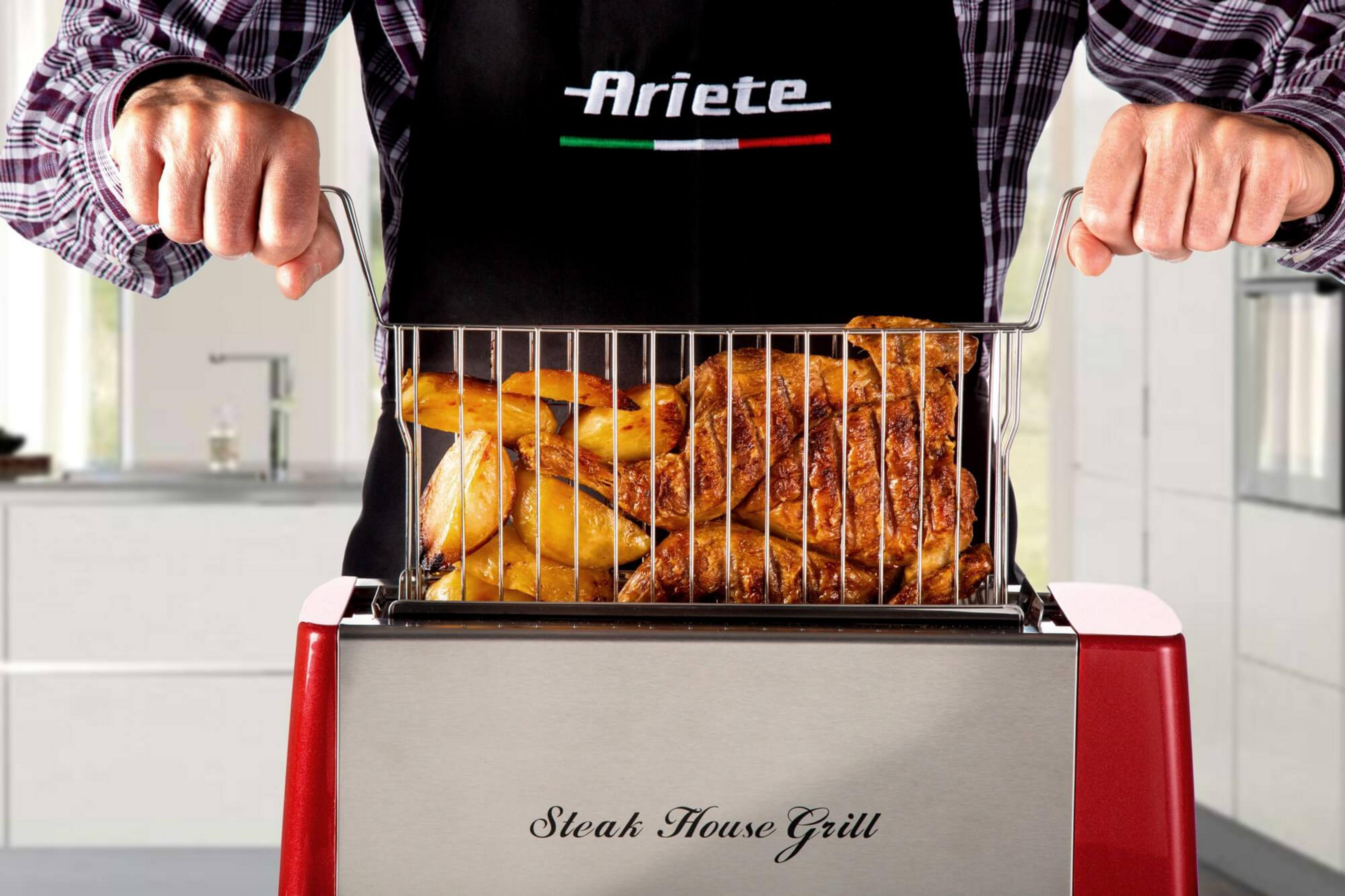 Un uomo con camicia a quadri tiene un cestello con pollo arrosto e patate.
