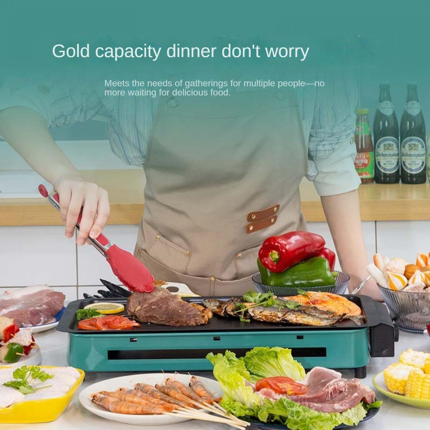 Person grillt Fleisch, Fisch und Garnelen auf einem elektrischen Grill mit Beilagen.
