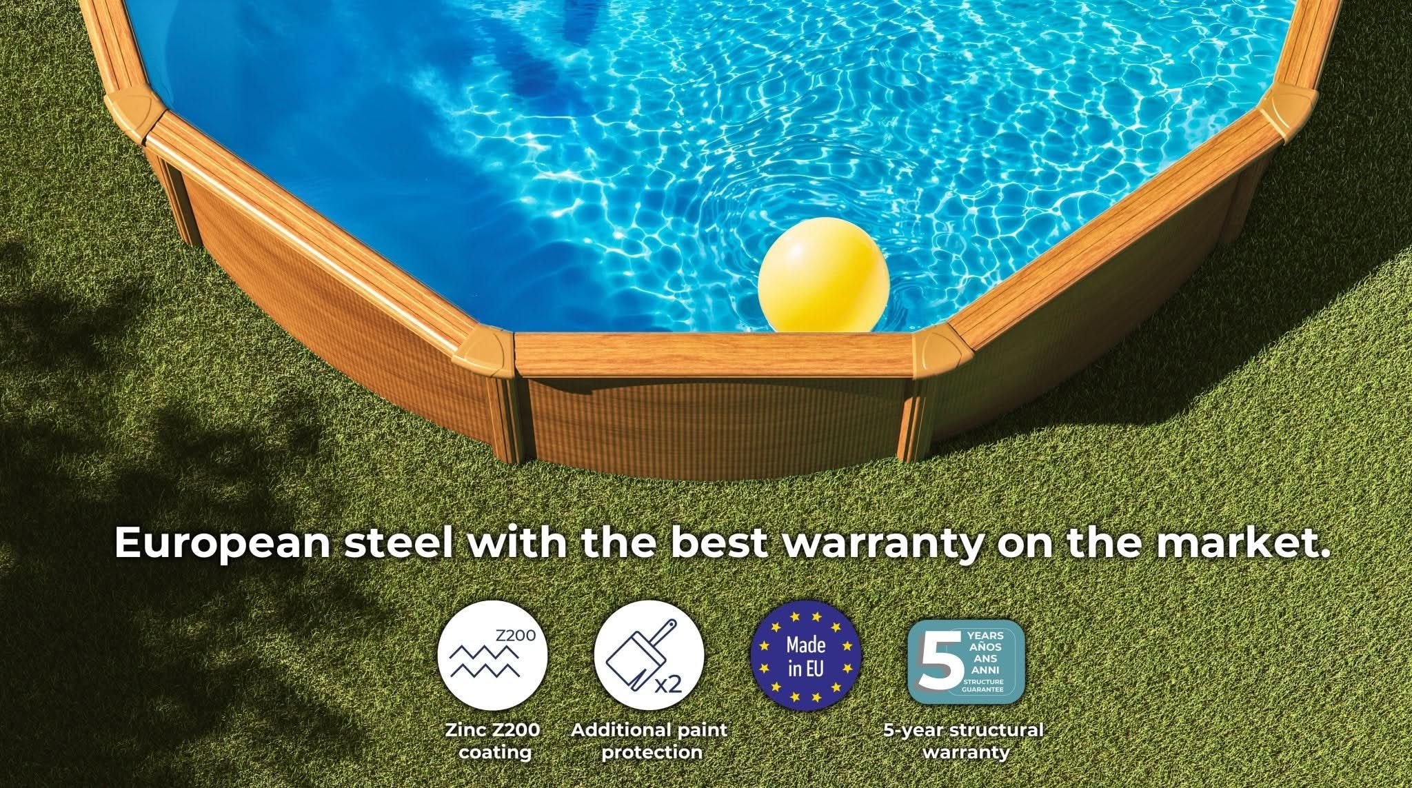 Una piscina elevada con laterales de aspecto de madera y una pelota amarilla.