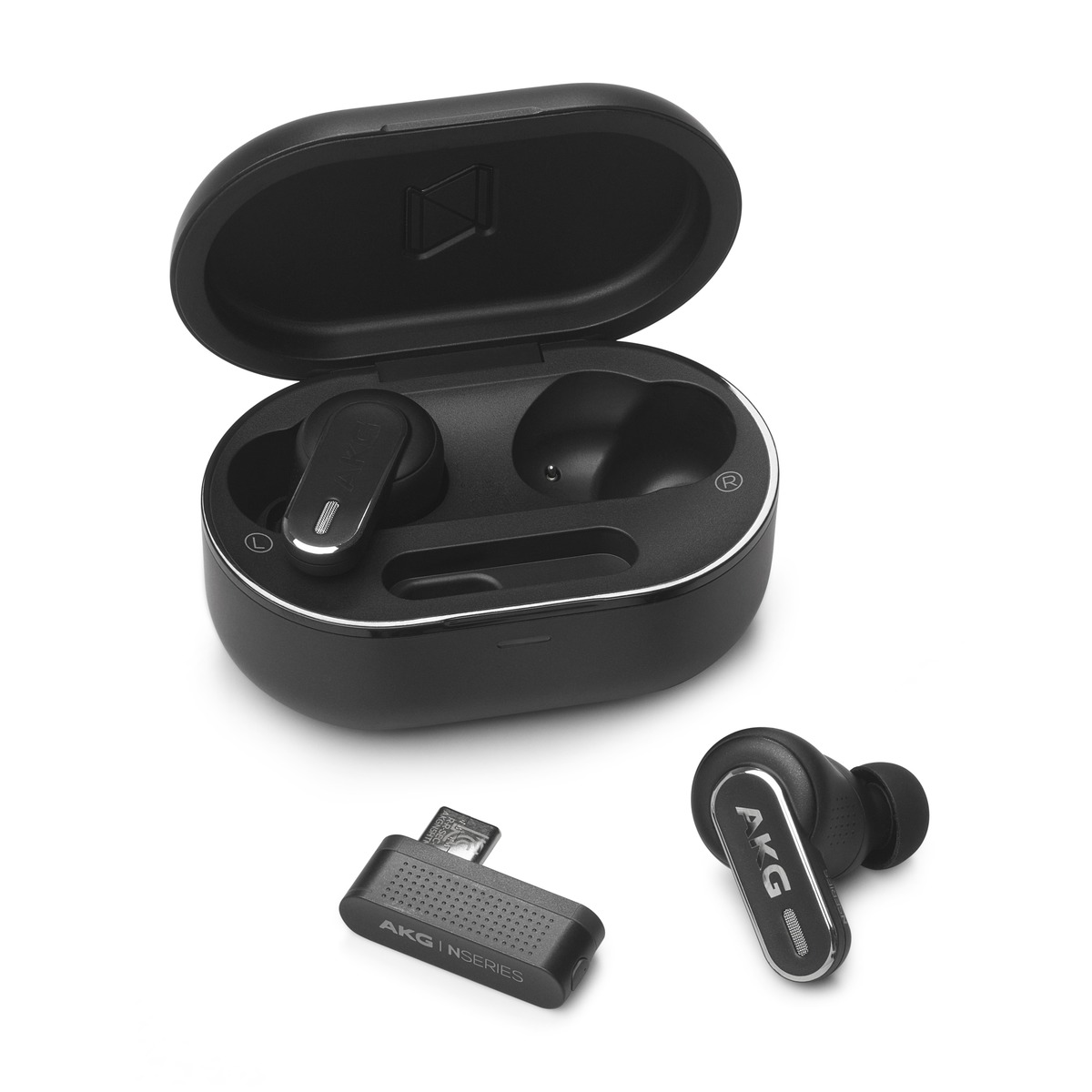 Schwarzes AKG-Headset mit Ladecase, einem einzelnen Ohrhörer und einem USB-Adapter.