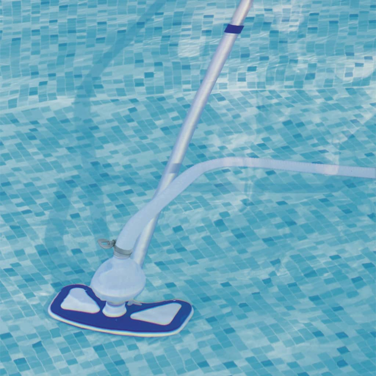 Un limpiador de piscina con cabeza y pértiga azul descansa en agua azul.