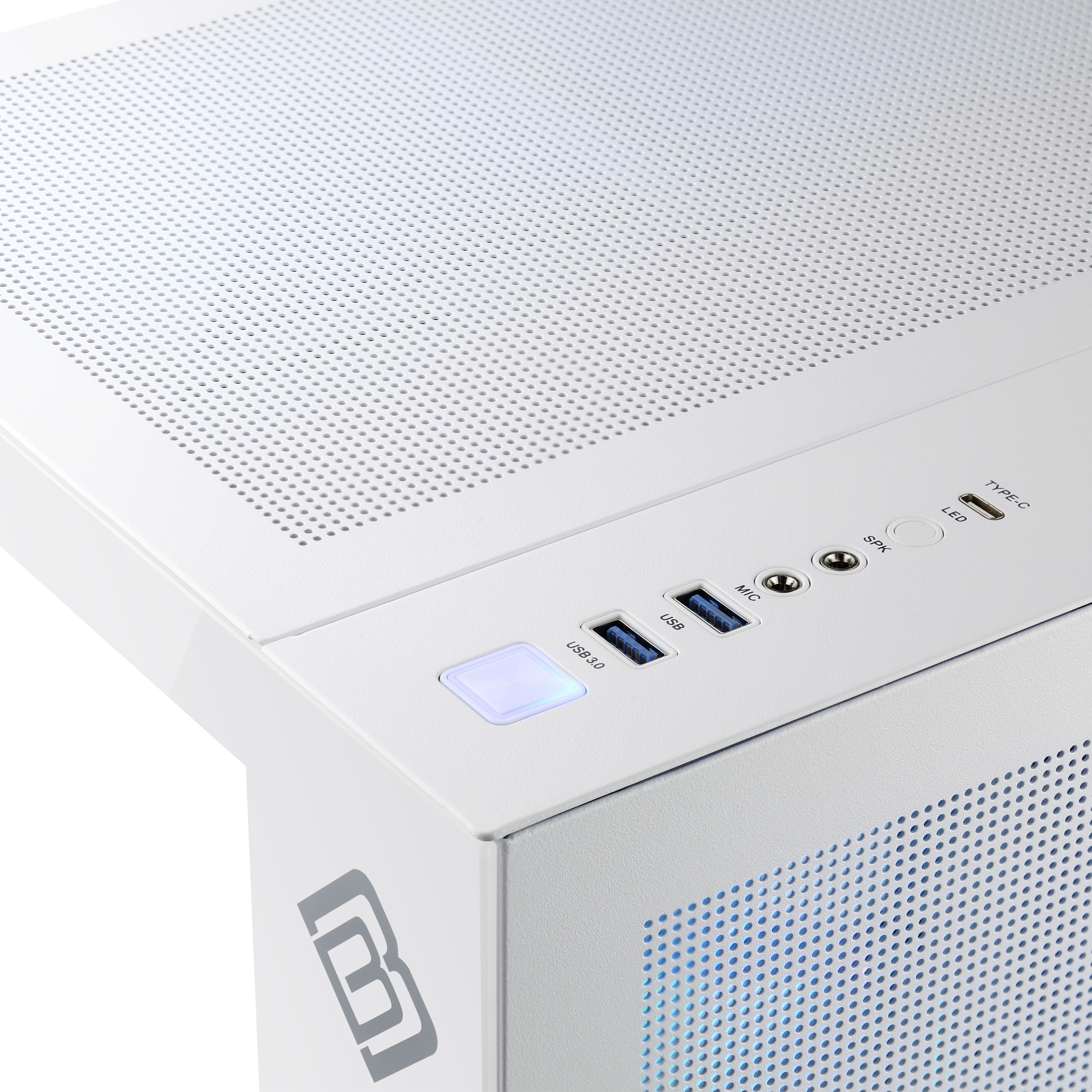 Weiße PC-Gehäuse-Oberseite mit USB-Ports, Schaltern und Lochmuster.