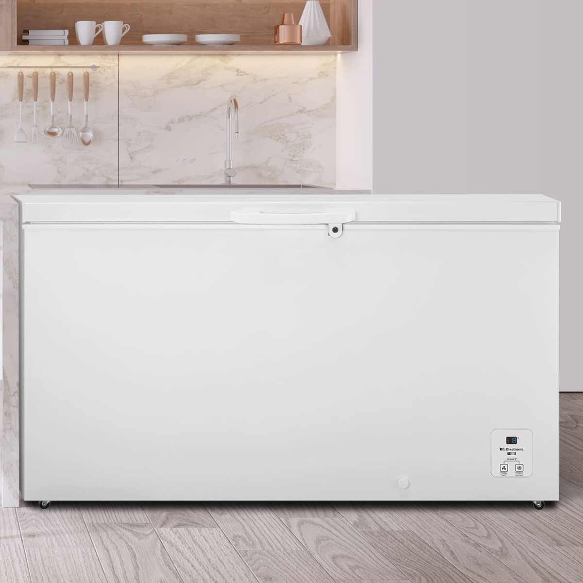 Ein weißer Tiefkühlschrank mit Griff steht auf Holzboden, Küche im Hintergrund.
