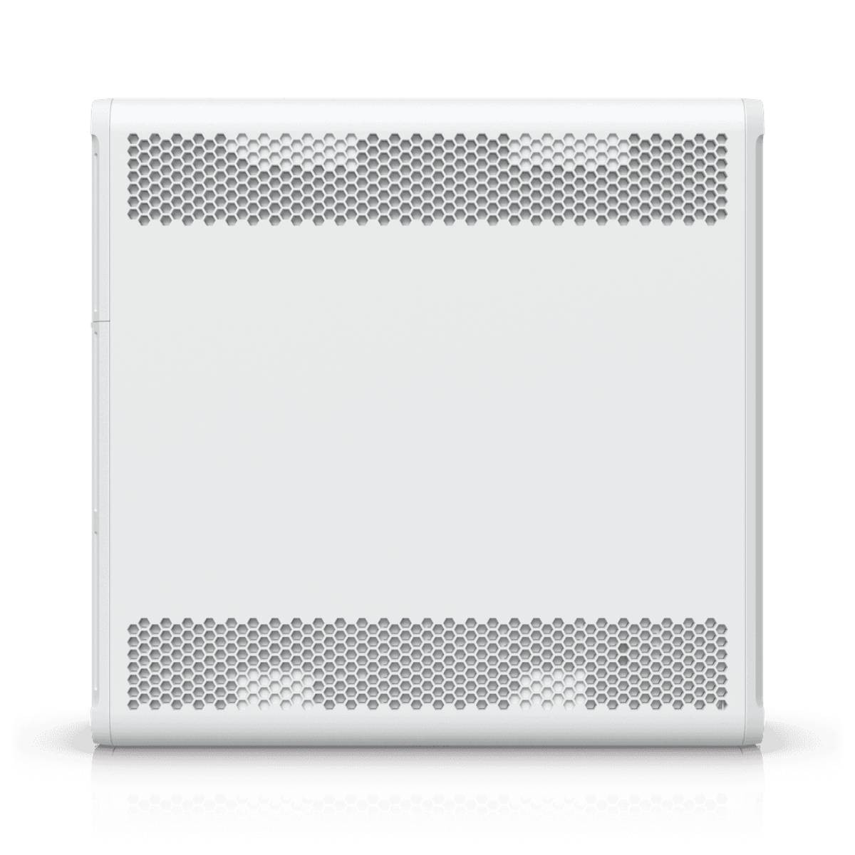 Un riscaldatore bianco con prese d'aria esagonali sopra e sotto.
