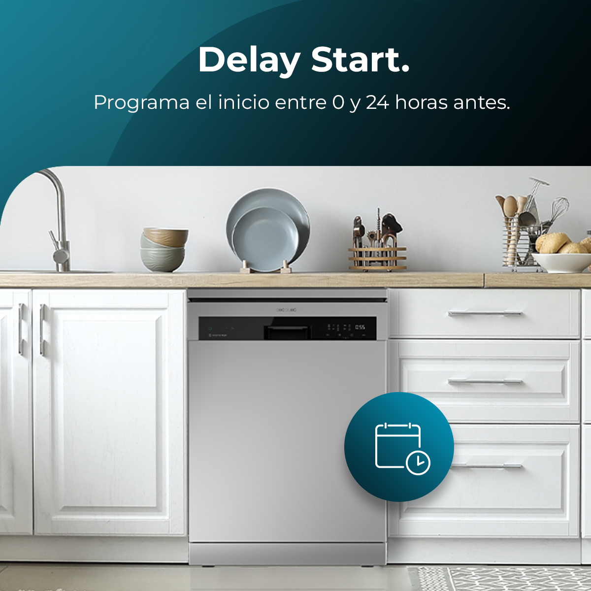 Un lavavajillas plateado en una cocina con gabinetes blancos. La barra superior dice "Delay Start."