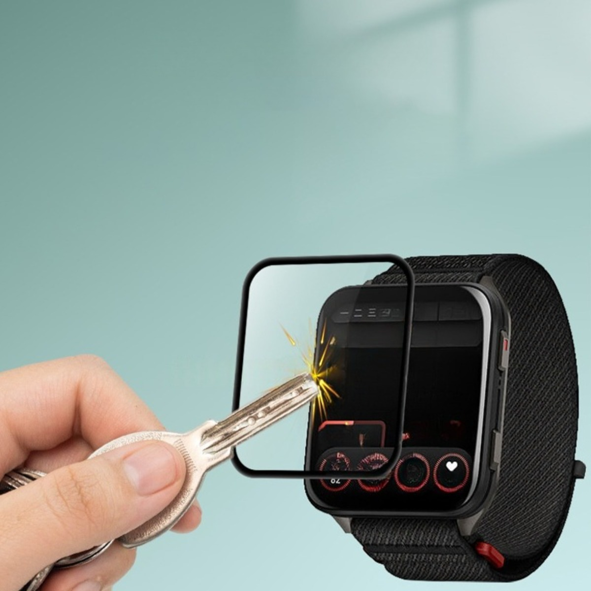 Una chiave graffia una protezione dello schermo su uno smartwatch.