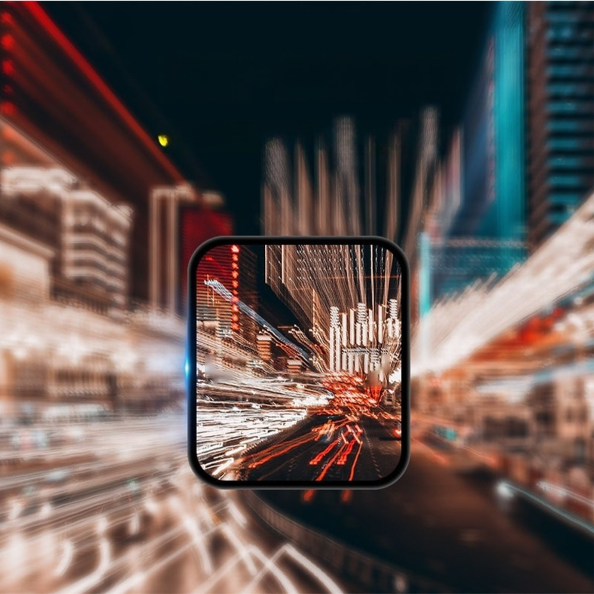 Scie luminose di una città di notte, con uno schermo di smartphone al centro.