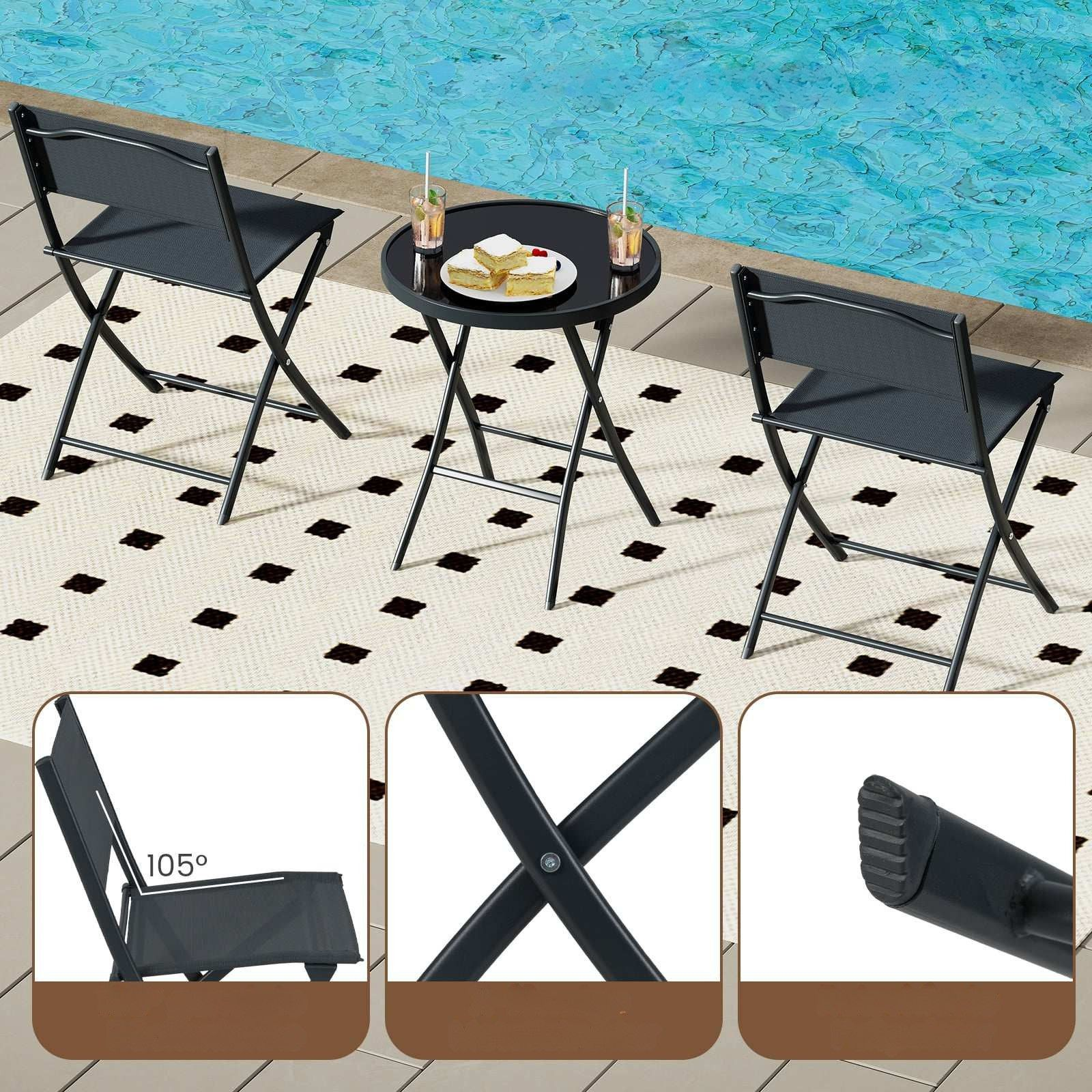 Een ronde zwarte tafel met twee stoelen en drankjes bij een zwembad.