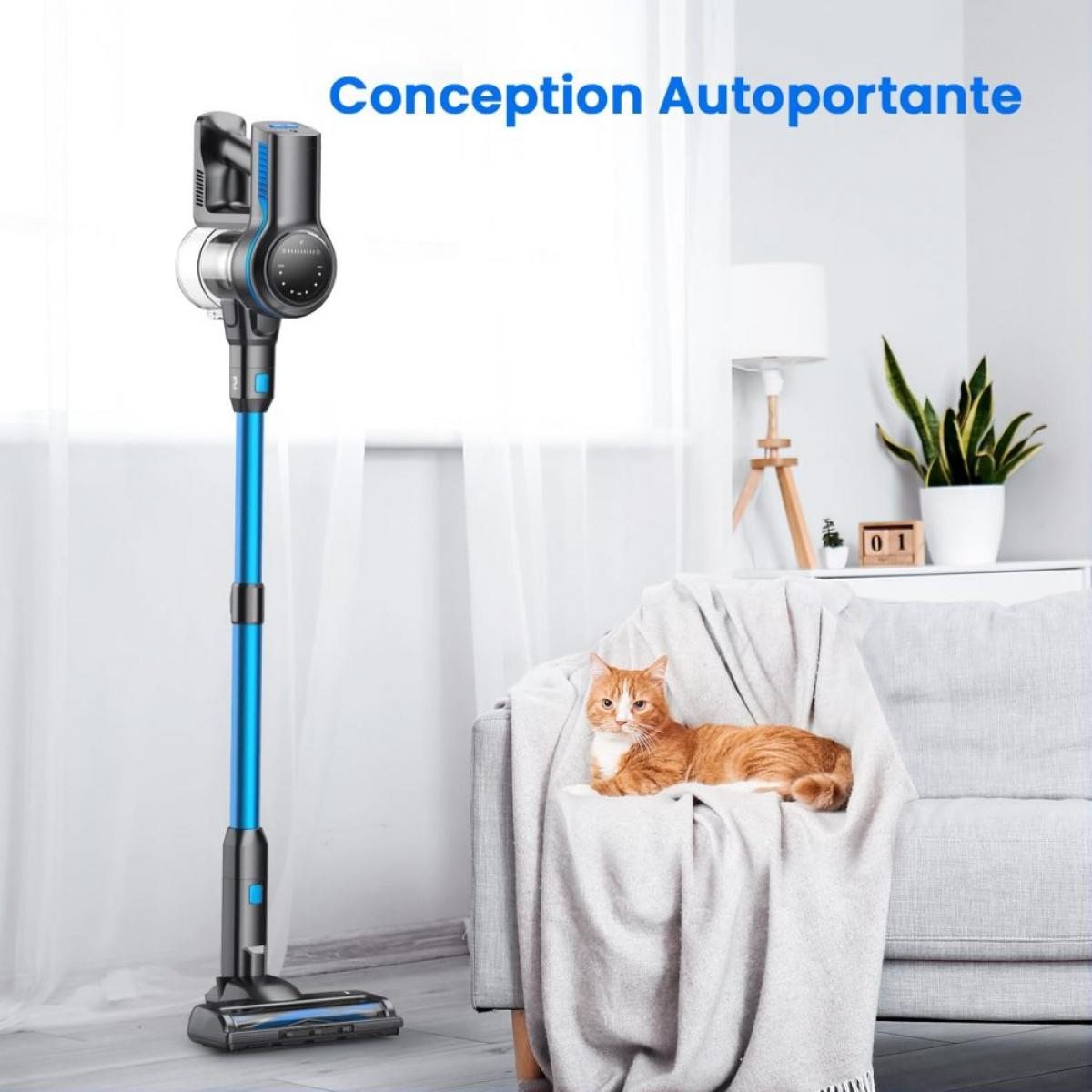 Ein blauer Akku-Staubsauger steht neben einer Couch, auf der eine orangefarbene Katze liegt.