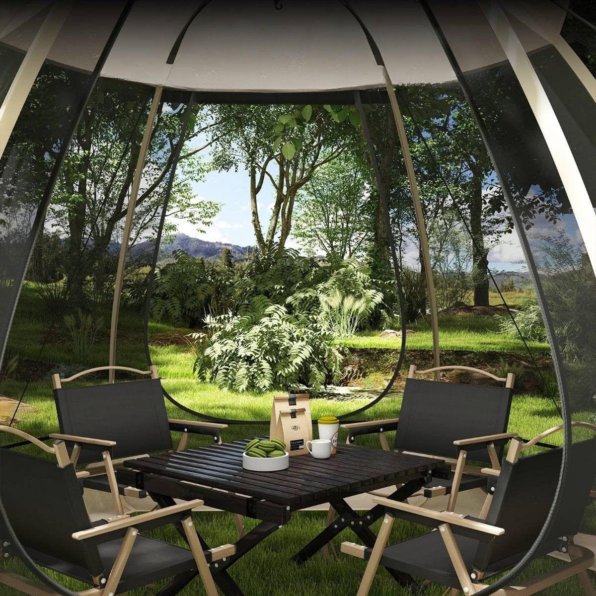 Een tafel met vier stoelen buiten, met een kopje en tas erop.