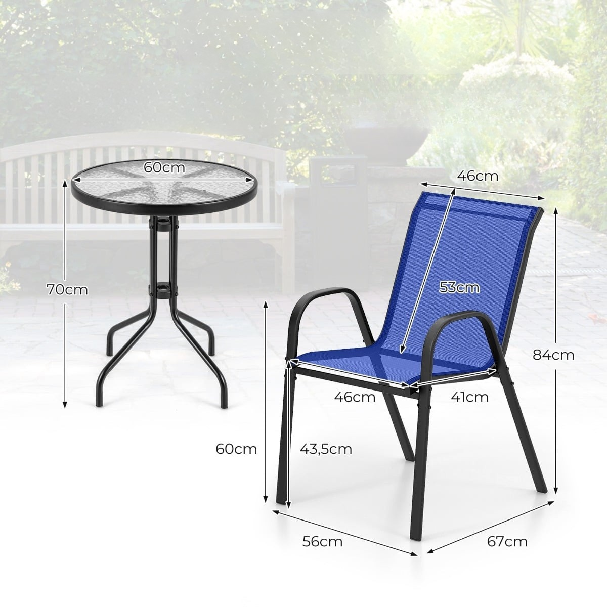 Een ronde glazen tafel met zwarte poten naast een blauwe stoel. Afmetingen zijn aangegeven.
