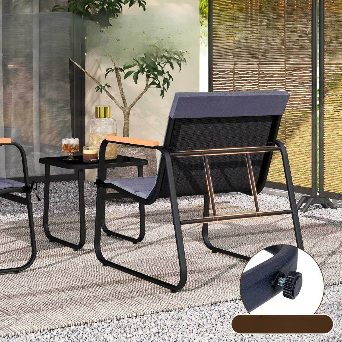 Buitenmeubilair met tafel, glas, fles en kaars op kleed.