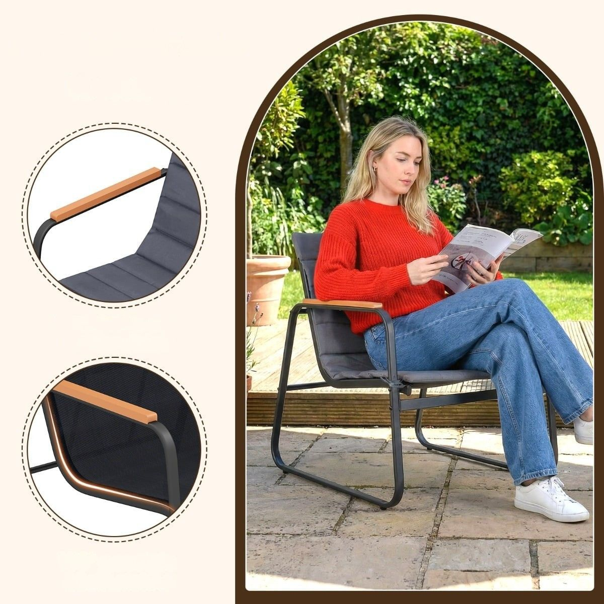 Een vrouw in een rood vest en spijkerbroek leest een tijdschrift in een tuinstoel.