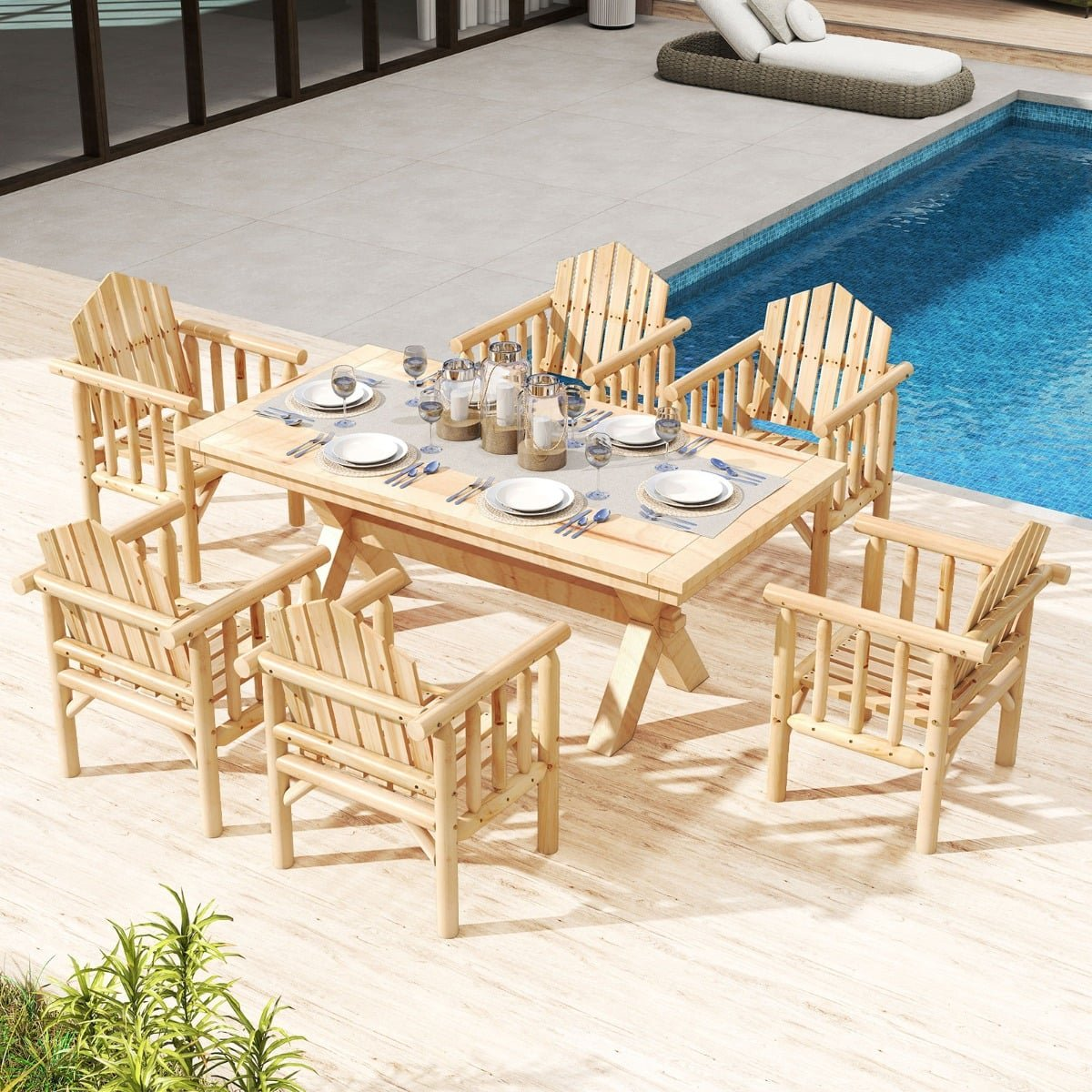 Houten tafel en stoelen opgesteld bij een zwembad met tafeldekking.