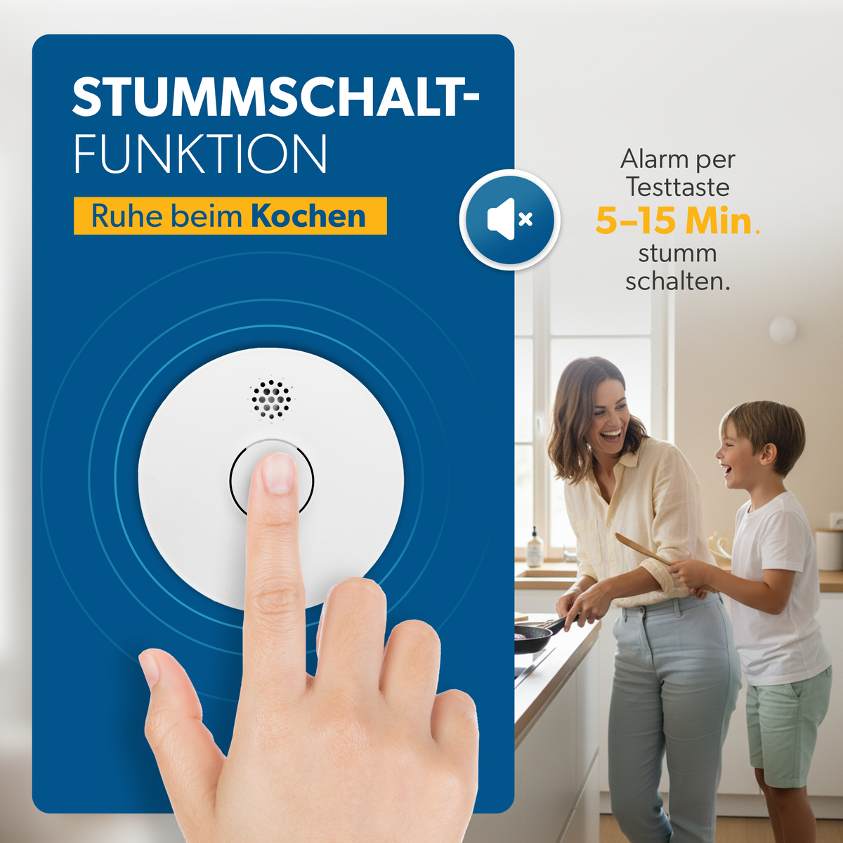 Ein Finger drückt auf einen Rauchmelder. Eine Frau und ein Kind kochen.