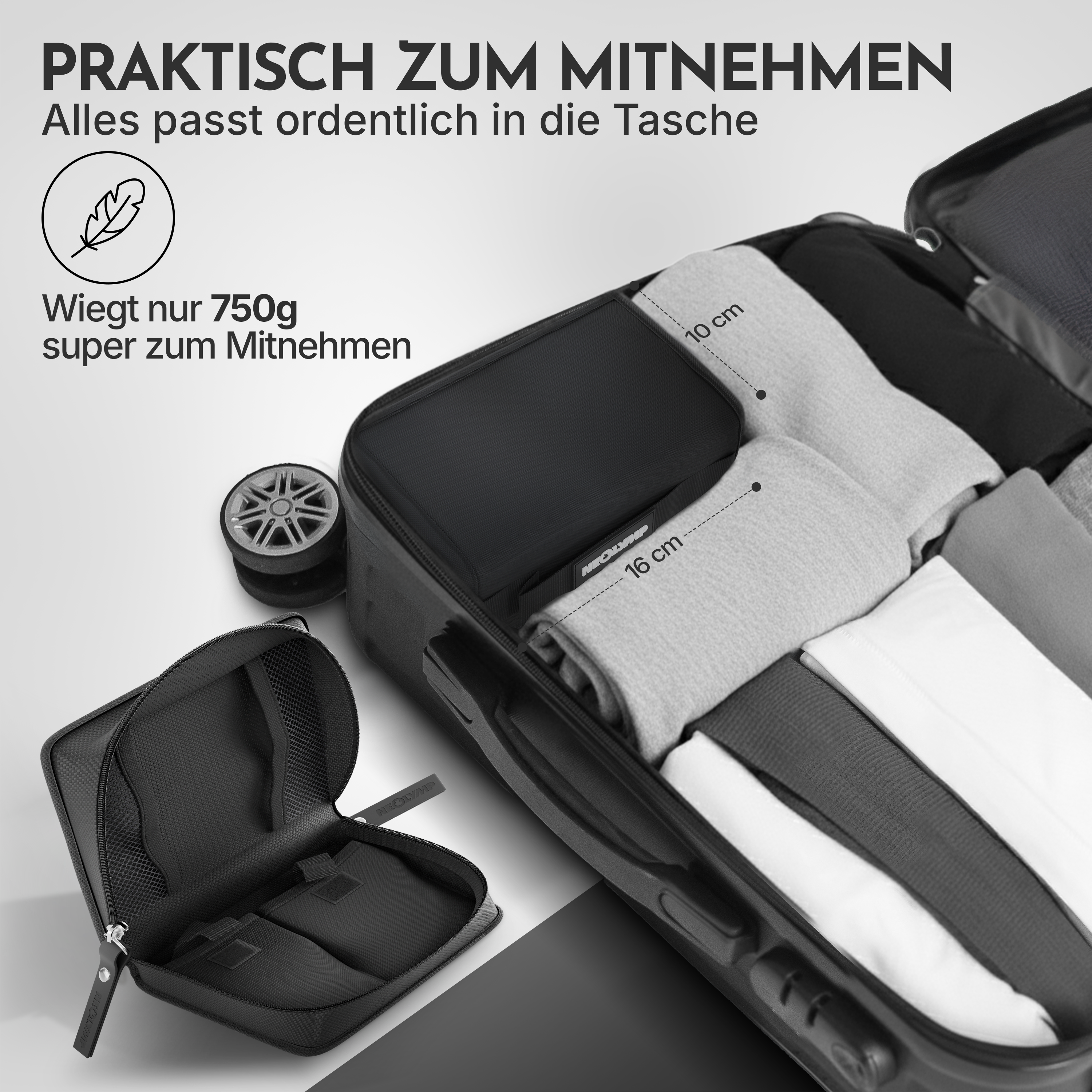 Eine schwarze Reisetasche mit Kleidung und einem Organizer-Beutel. Maße 10 und 16 cm.