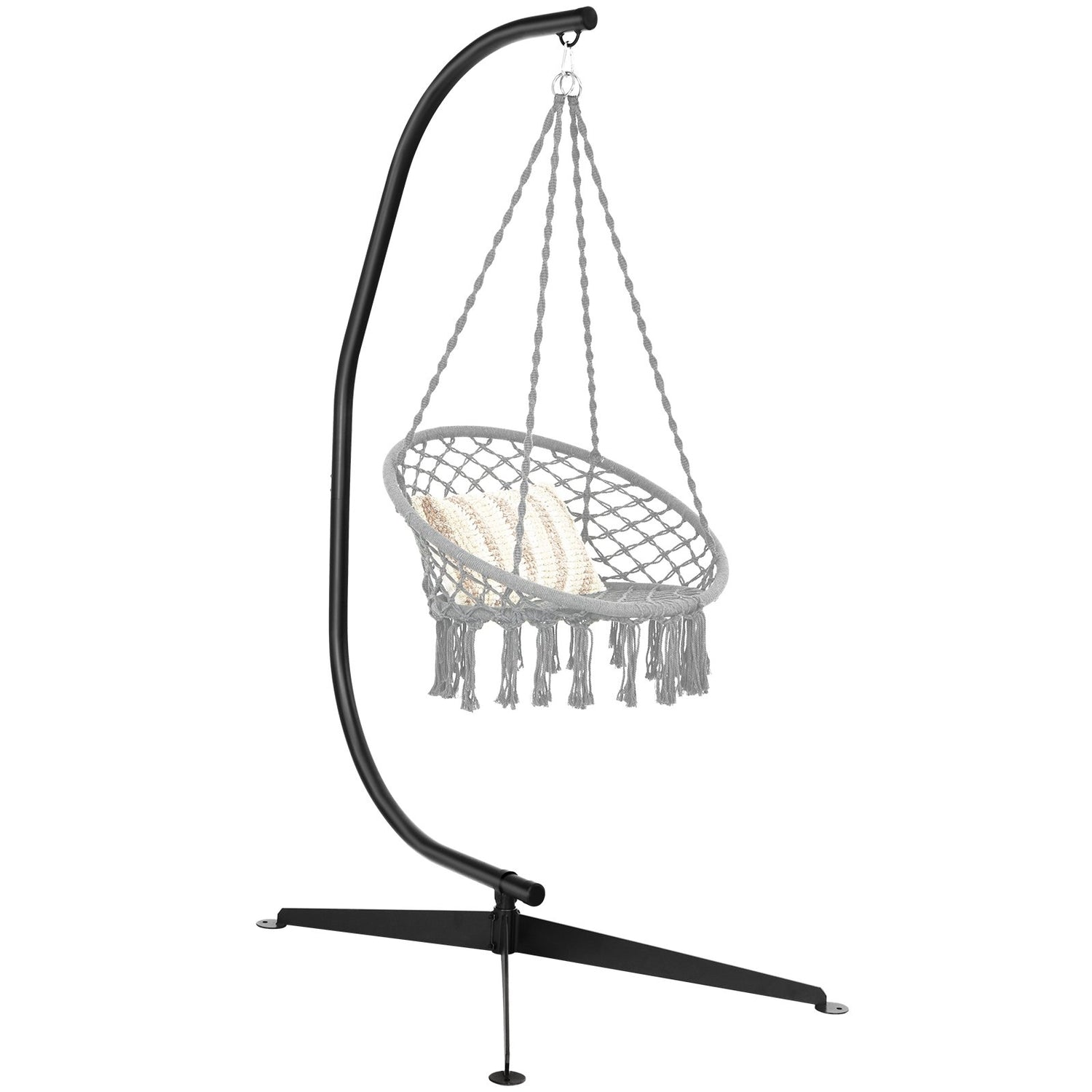 Een grijze macramé hangstoel met kwasten hangt aan een zwarte metalen standaard.