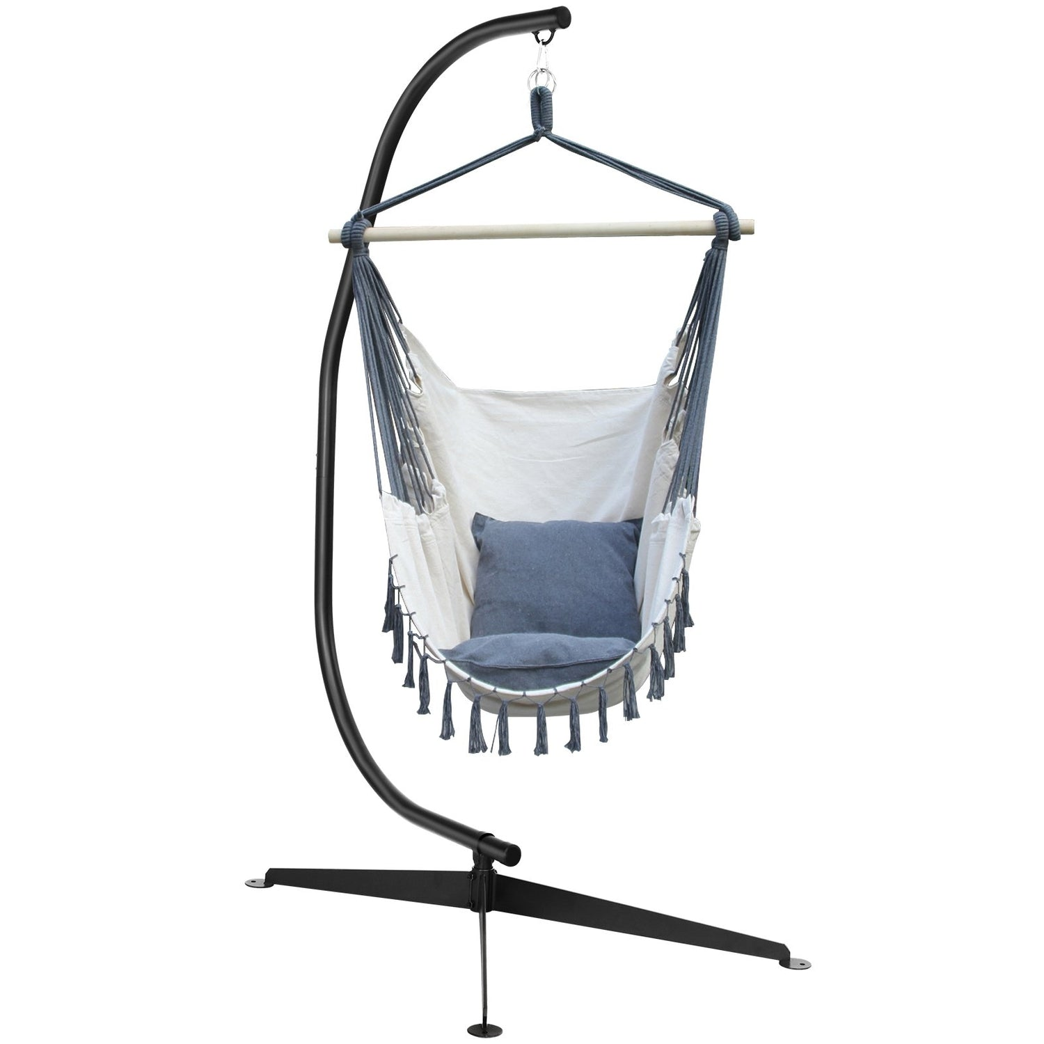 Witte hangstoel met blauwe kwastjes en kussen, hangend aan een zwart metalen frame.