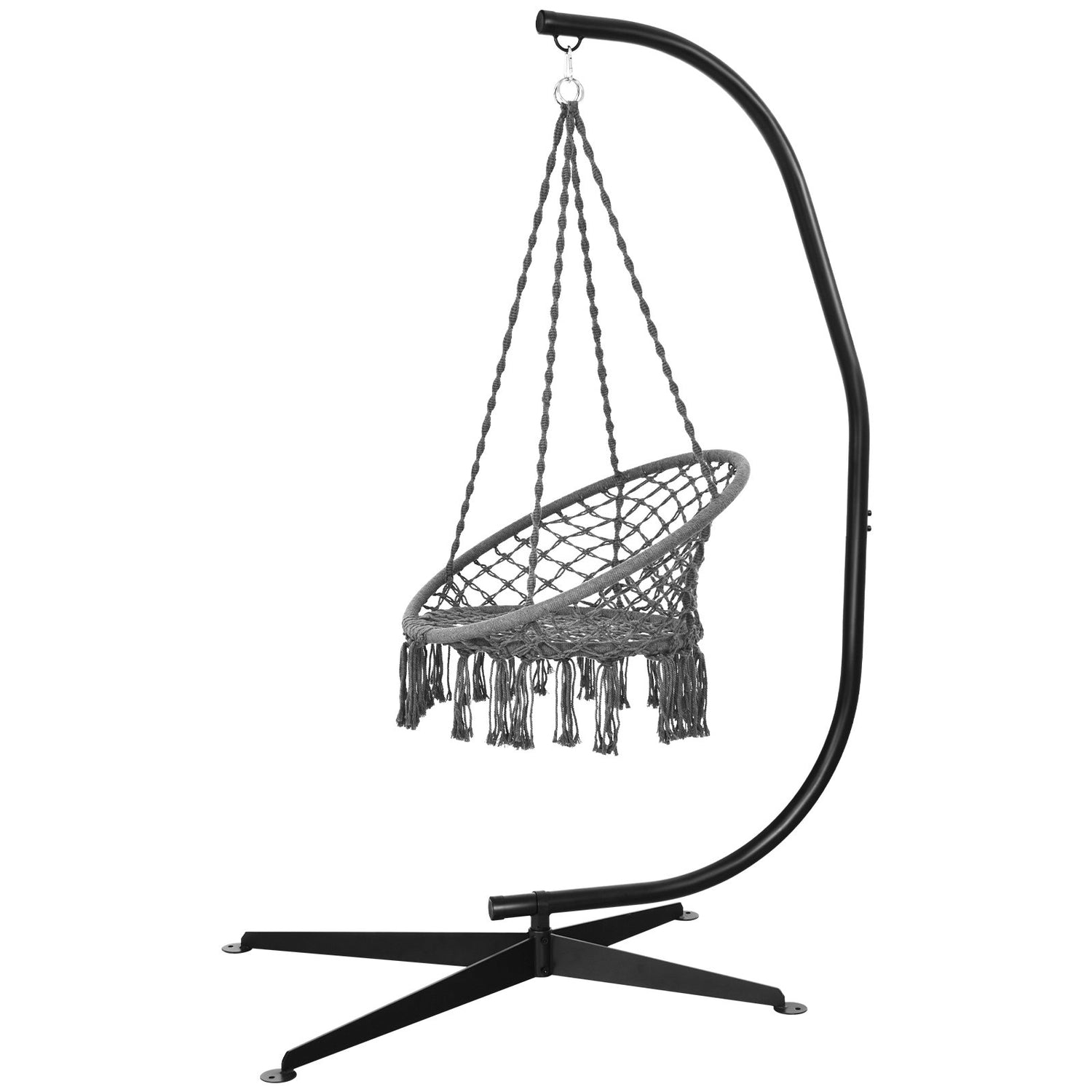 Grijze macramé hangstoel met franjes op een zwart metalen standaard.