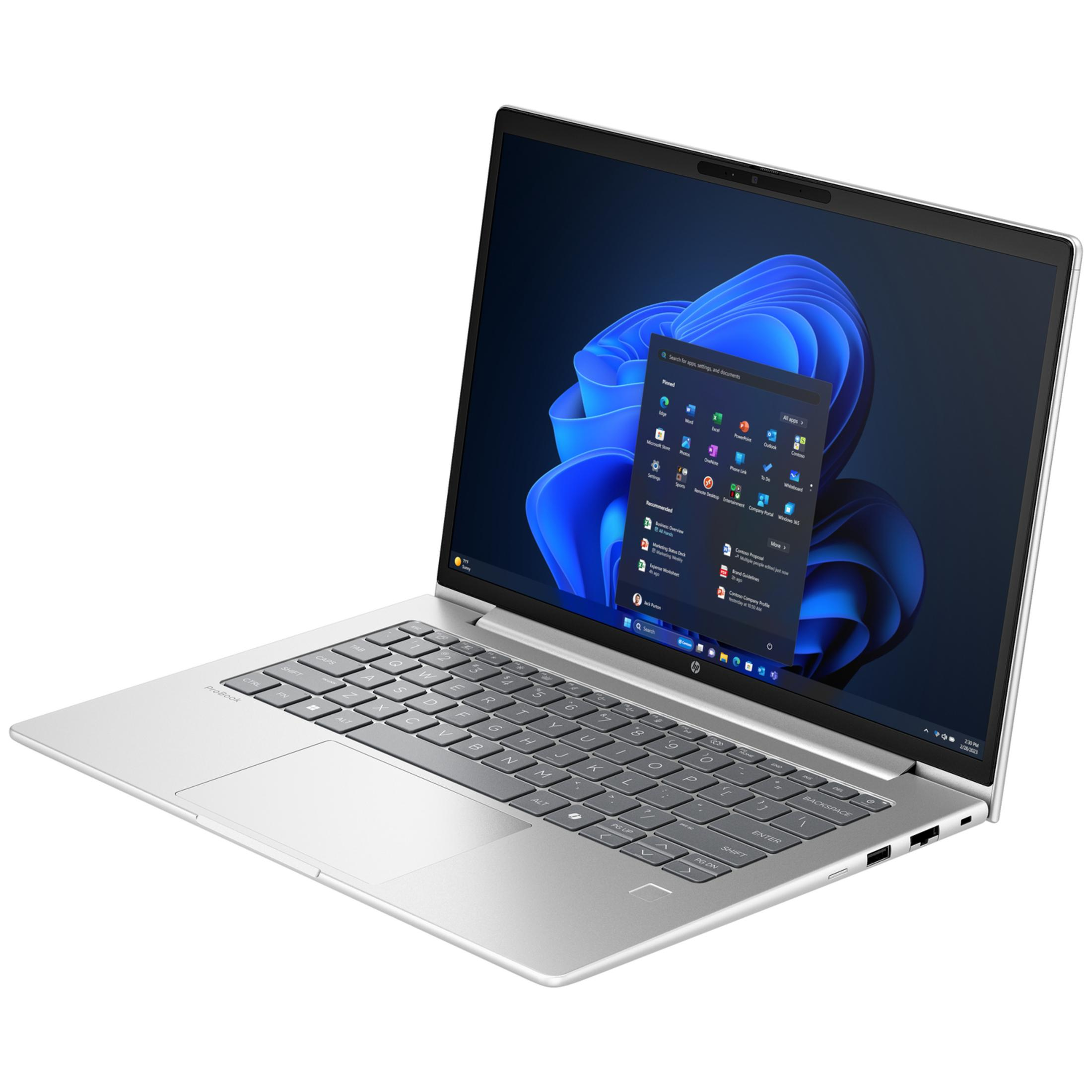 Een zilveren laptop met verlicht toetsenbord en een donkerblauw achtergrondbeeld.