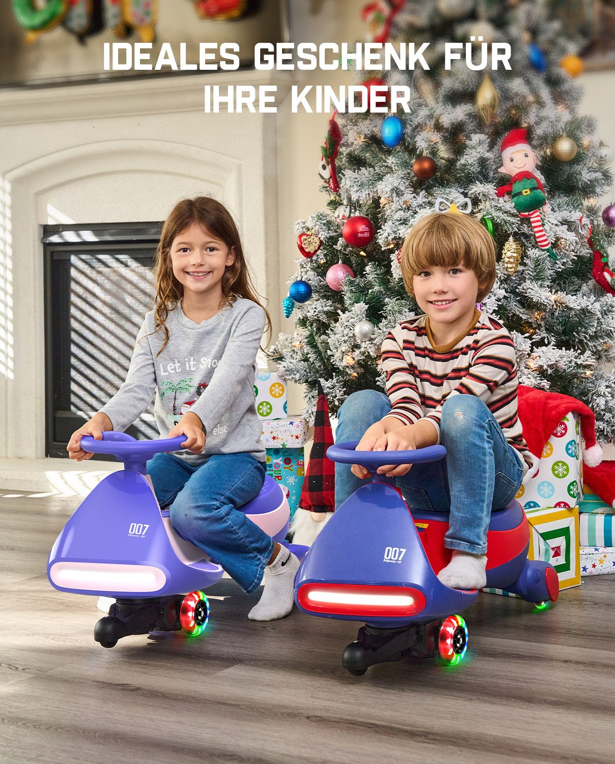 Zwei Kinder fahren bunte Spielzeugautos vor einem Weihnachtsbaum mit Geschenken.