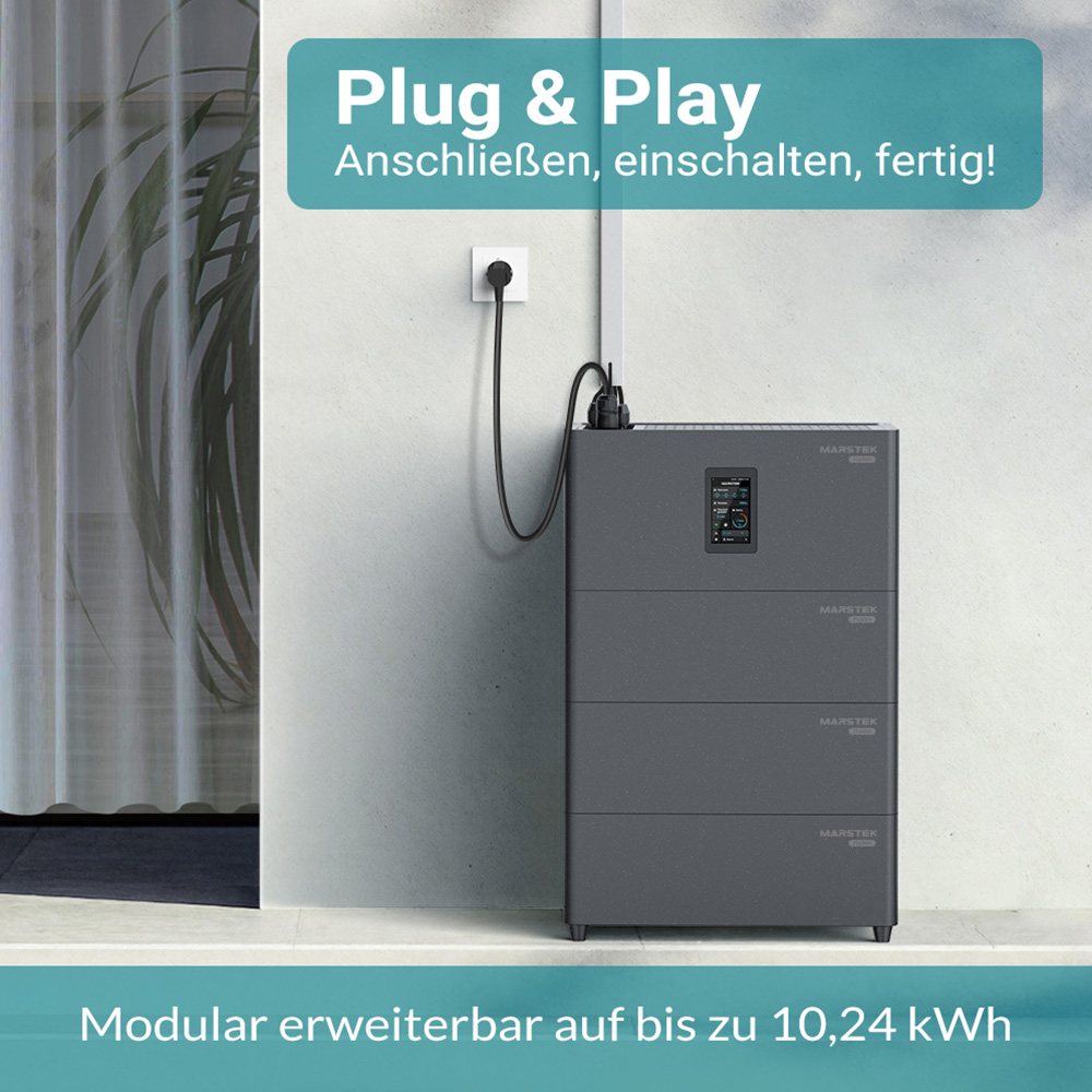 Grauer Marstek Energiespeicher mit Kabel an Wandsteckdose.
