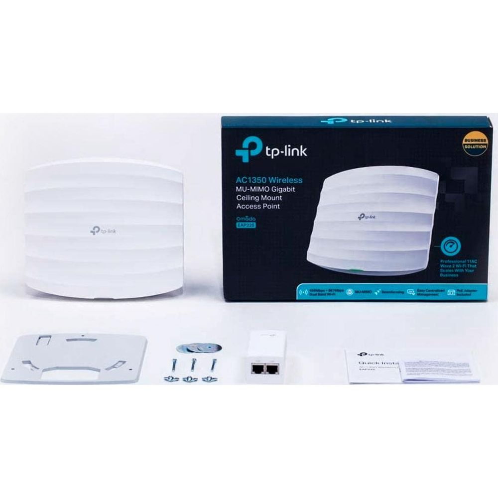 Access Point TP-Link EAP225, elementy montażowe i instrukcja szybkiej instalacji na białym.