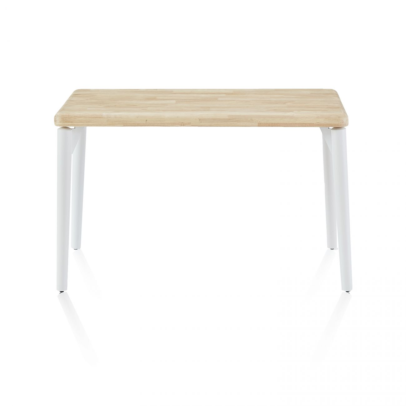 Una mesa rectangular de madera con cuatro patas blancas, aislada sobre fondo blanco.